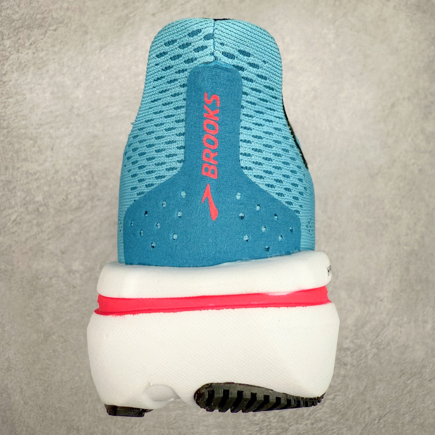 图片[8]-Brooks Hyperion Tempo 布鲁克斯竞速跑鞋 轻量训练缓震跑鞋马拉松运动鞋 Brooks 四大跑鞋之一 百年品牌 跑鞋从外形上基本就能判断这是一款速度跑鞋 简洁干练的外形结构和极强的运动流线型看着非常有速度感 上脚的第一感觉是非常轻 美码9码的鞋单只206g不到 从个人偏好来说 200g左右的竞速鞋最具安全感 鞋面采用单层网布 很薄 前掌使用了大量开放式网眼 排气直接快速 透气性上乘 鞋舌也是轻量化设计 仅为一层麂皮 和脚背完美贴合 鞋舌中央有个防偏穿孔 从实际穿着来看 通常鞋舌都是外偏 如果是防偏穿孔位于中心 防偏效果其实并不十分有效 如果采用趋外侧的偏心设计更有效 鞋帮泡棉填充量不大 但非常紧凑 贴合舒适 包裹稳固 内置硬质TPU保证必要的稳定性 跑鞋中底采用的是DNA FLASH科技材料 DNA FLASH中底科技 是Brooks第一款将氮气注入中底的创新科技 主要原理是借助“超临界流体”发泡技术 将液态氮稳定的转化为气态氮 并使其均匀地形成无数紧密贴合的密闭式气囊结构 尺码：40 40.5 41 42 42.5 43 44 44.5 45 46-选品中心