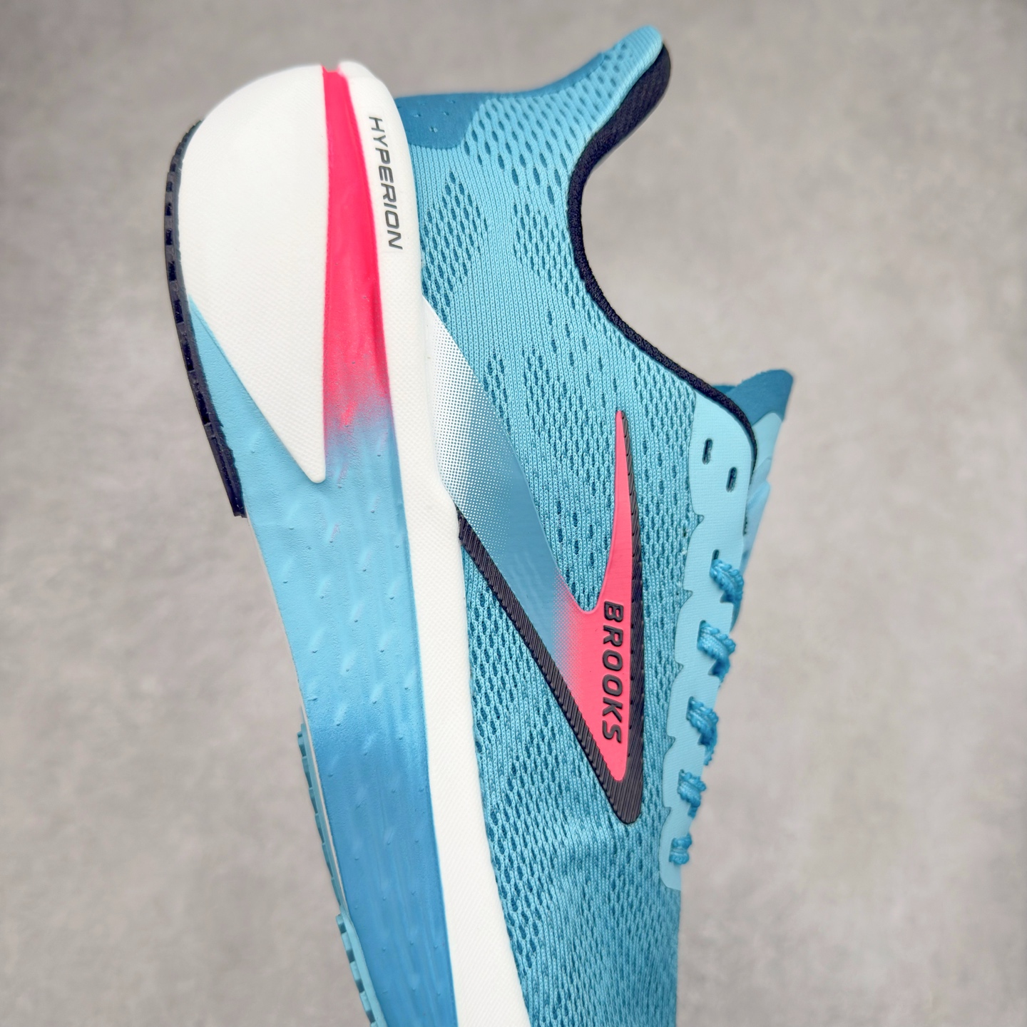 图片[6]-Brooks Hyperion Tempo 布鲁克斯竞速跑鞋 轻量训练缓震跑鞋马拉松运动鞋 Brooks 四大跑鞋之一 百年品牌 跑鞋从外形上基本就能判断这是一款速度跑鞋 简洁干练的外形结构和极强的运动流线型看着非常有速度感 上脚的第一感觉是非常轻 美码9码的鞋单只206g不到 从个人偏好来说 200g左右的竞速鞋最具安全感 鞋面采用单层网布 很薄 前掌使用了大量开放式网眼 排气直接快速 透气性上乘 鞋舌也是轻量化设计 仅为一层麂皮 和脚背完美贴合 鞋舌中央有个防偏穿孔 从实际穿着来看 通常鞋舌都是外偏 如果是防偏穿孔位于中心 防偏效果其实并不十分有效 如果采用趋外侧的偏心设计更有效 鞋帮泡棉填充量不大 但非常紧凑 贴合舒适 包裹稳固 内置硬质TPU保证必要的稳定性 跑鞋中底采用的是DNA FLASH科技材料 DNA FLASH中底科技 是Brooks第一款将氮气注入中底的创新科技 主要原理是借助“超临界流体”发泡技术 将液态氮稳定的转化为气态氮 并使其均匀地形成无数紧密贴合的密闭式气囊结构 尺码：40 40.5 41 42 42.5 43 44 44.5 45 46-选品中心