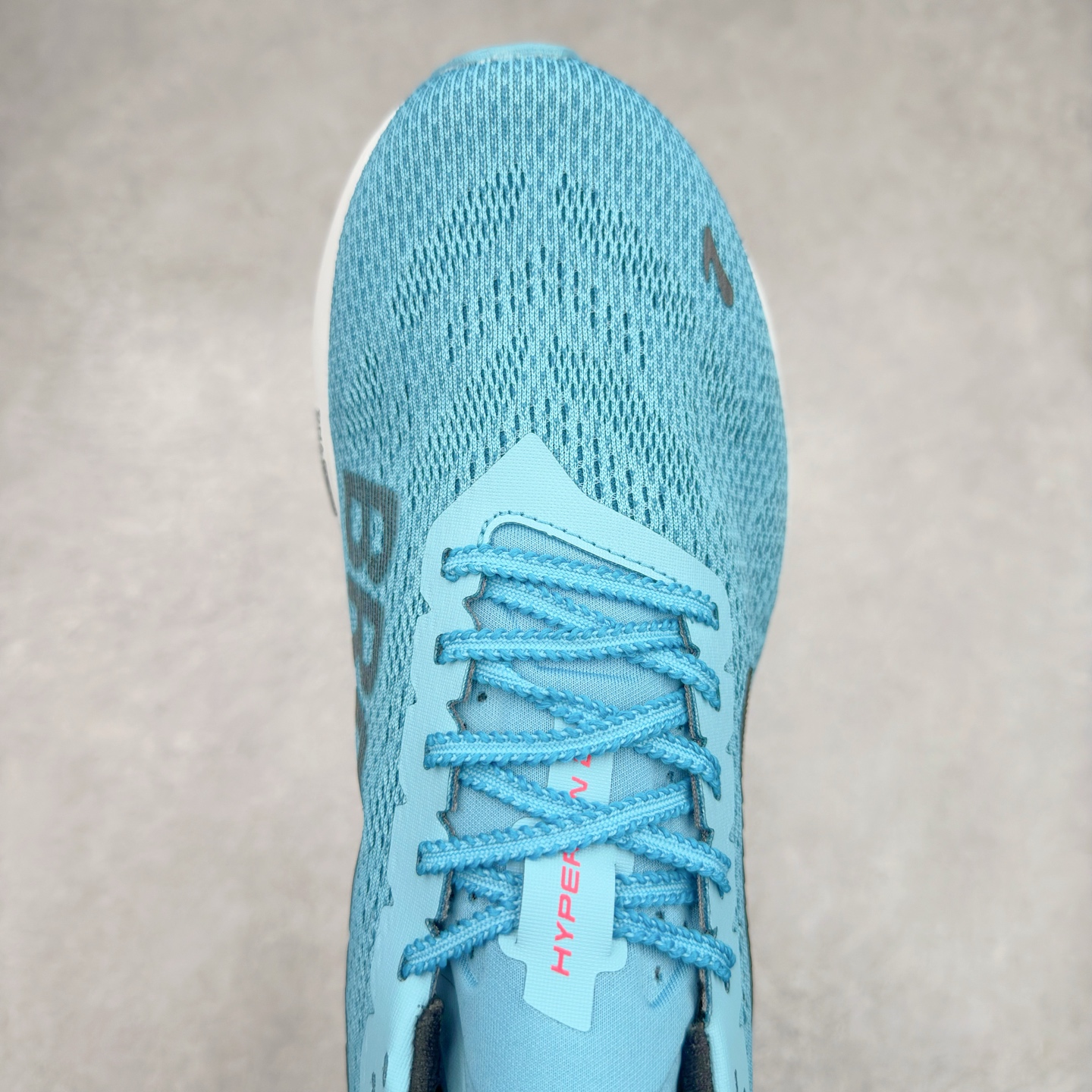 图片[4]-Brooks Hyperion Tempo 布鲁克斯竞速跑鞋 轻量训练缓震跑鞋马拉松运动鞋 Brooks 四大跑鞋之一 百年品牌 跑鞋从外形上基本就能判断这是一款速度跑鞋 简洁干练的外形结构和极强的运动流线型看着非常有速度感 上脚的第一感觉是非常轻 美码9码的鞋单只206g不到 从个人偏好来说 200g左右的竞速鞋最具安全感 鞋面采用单层网布 很薄 前掌使用了大量开放式网眼 排气直接快速 透气性上乘 鞋舌也是轻量化设计 仅为一层麂皮 和脚背完美贴合 鞋舌中央有个防偏穿孔 从实际穿着来看 通常鞋舌都是外偏 如果是防偏穿孔位于中心 防偏效果其实并不十分有效 如果采用趋外侧的偏心设计更有效 鞋帮泡棉填充量不大 但非常紧凑 贴合舒适 包裹稳固 内置硬质TPU保证必要的稳定性 跑鞋中底采用的是DNA FLASH科技材料 DNA FLASH中底科技 是Brooks第一款将氮气注入中底的创新科技 主要原理是借助“超临界流体”发泡技术 将液态氮稳定的转化为气态氮 并使其均匀地形成无数紧密贴合的密闭式气囊结构 尺码：40 40.5 41 42 42.5 43 44 44.5 45 46-选品中心