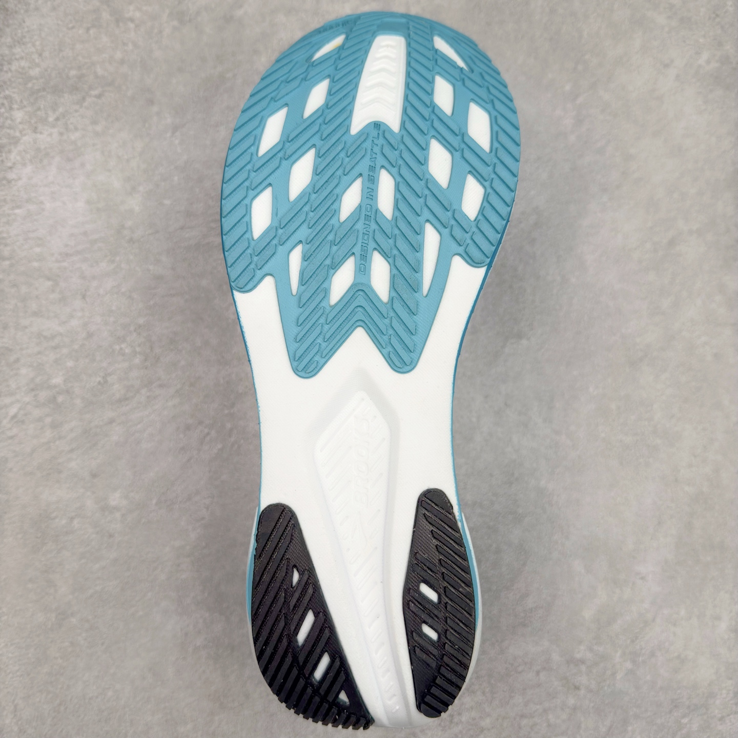 图片[9]-Brooks Hyperion Tempo 布鲁克斯竞速跑鞋 轻量训练缓震跑鞋马拉松运动鞋 Brooks 四大跑鞋之一 百年品牌 跑鞋从外形上基本就能判断这是一款速度跑鞋 简洁干练的外形结构和极强的运动流线型看着非常有速度感 上脚的第一感觉是非常轻 美码9码的鞋单只206g不到 从个人偏好来说 200g左右的竞速鞋最具安全感 鞋面采用单层网布 很薄 前掌使用了大量开放式网眼 排气直接快速 透气性上乘 鞋舌也是轻量化设计 仅为一层麂皮 和脚背完美贴合 鞋舌中央有个防偏穿孔 从实际穿着来看 通常鞋舌都是外偏 如果是防偏穿孔位于中心 防偏效果其实并不十分有效 如果采用趋外侧的偏心设计更有效 鞋帮泡棉填充量不大 但非常紧凑 贴合舒适 包裹稳固 内置硬质TPU保证必要的稳定性 跑鞋中底采用的是DNA FLASH科技材料 DNA FLASH中底科技 是Brooks第一款将氮气注入中底的创新科技 主要原理是借助“超临界流体”发泡技术 将液态氮稳定的转化为气态氮 并使其均匀地形成无数紧密贴合的密闭式气囊结构 尺码：40 40.5 41 42 42.5 43 44 44.5 45 46-选品中心