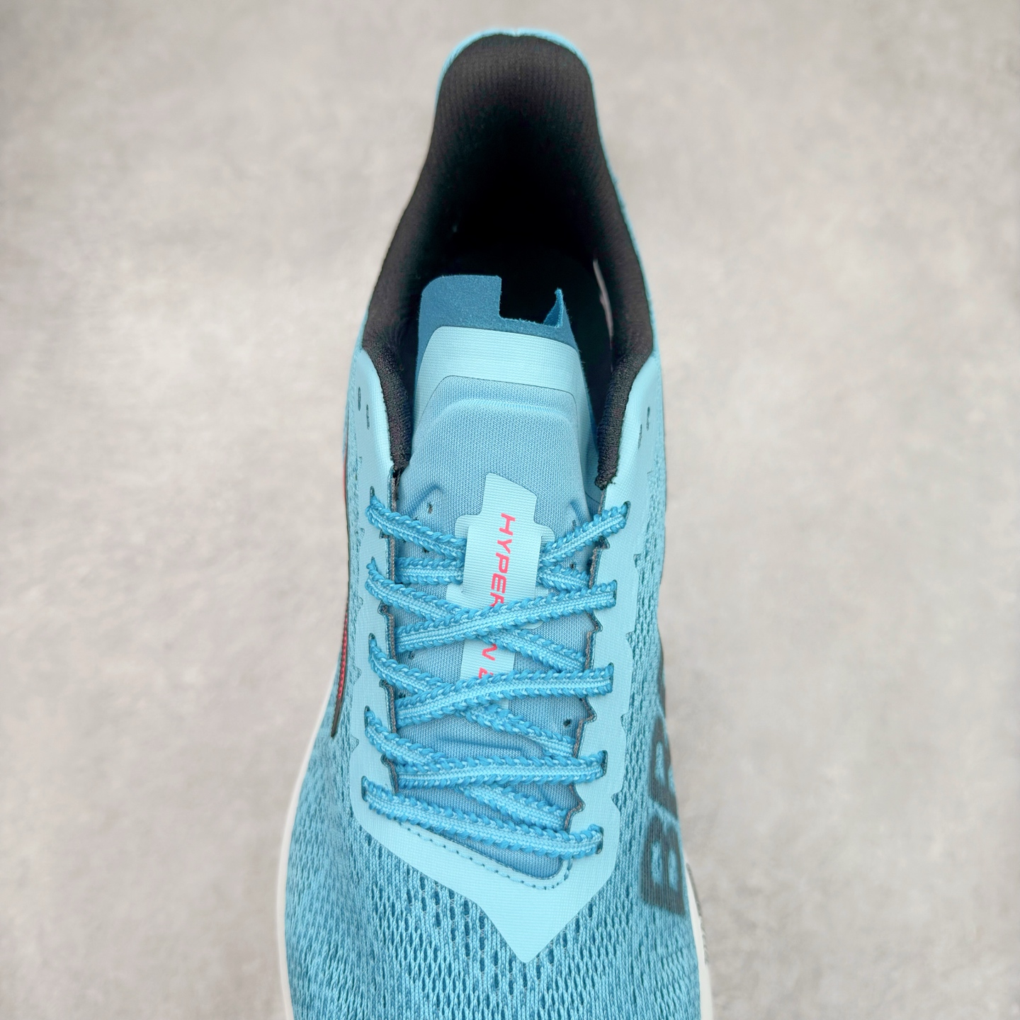 图片[5]-Brooks Hyperion Tempo 布鲁克斯竞速跑鞋 轻量训练缓震跑鞋马拉松运动鞋 Brooks 四大跑鞋之一 百年品牌 跑鞋从外形上基本就能判断这是一款速度跑鞋 简洁干练的外形结构和极强的运动流线型看着非常有速度感 上脚的第一感觉是非常轻 美码9码的鞋单只206g不到 从个人偏好来说 200g左右的竞速鞋最具安全感 鞋面采用单层网布 很薄 前掌使用了大量开放式网眼 排气直接快速 透气性上乘 鞋舌也是轻量化设计 仅为一层麂皮 和脚背完美贴合 鞋舌中央有个防偏穿孔 从实际穿着来看 通常鞋舌都是外偏 如果是防偏穿孔位于中心 防偏效果其实并不十分有效 如果采用趋外侧的偏心设计更有效 鞋帮泡棉填充量不大 但非常紧凑 贴合舒适 包裹稳固 内置硬质TPU保证必要的稳定性 跑鞋中底采用的是DNA FLASH科技材料 DNA FLASH中底科技 是Brooks第一款将氮气注入中底的创新科技 主要原理是借助“超临界流体”发泡技术 将液态氮稳定的转化为气态氮 并使其均匀地形成无数紧密贴合的密闭式气囊结构 尺码：40 40.5 41 42 42.5 43 44 44.5 45 46-选品中心