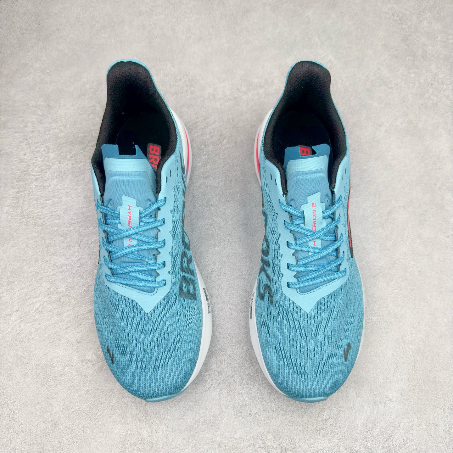 图片[2]-Brooks Hyperion Tempo 布鲁克斯竞速跑鞋 轻量训练缓震跑鞋马拉松运动鞋 Brooks 四大跑鞋之一 百年品牌 跑鞋从外形上基本就能判断这是一款速度跑鞋 简洁干练的外形结构和极强的运动流线型看着非常有速度感 上脚的第一感觉是非常轻 美码9码的鞋单只206g不到 从个人偏好来说 200g左右的竞速鞋最具安全感 鞋面采用单层网布 很薄 前掌使用了大量开放式网眼 排气直接快速 透气性上乘 鞋舌也是轻量化设计 仅为一层麂皮 和脚背完美贴合 鞋舌中央有个防偏穿孔 从实际穿着来看 通常鞋舌都是外偏 如果是防偏穿孔位于中心 防偏效果其实并不十分有效 如果采用趋外侧的偏心设计更有效 鞋帮泡棉填充量不大 但非常紧凑 贴合舒适 包裹稳固 内置硬质TPU保证必要的稳定性 跑鞋中底采用的是DNA FLASH科技材料 DNA FLASH中底科技 是Brooks第一款将氮气注入中底的创新科技 主要原理是借助“超临界流体”发泡技术 将液态氮稳定的转化为气态氮 并使其均匀地形成无数紧密贴合的密闭式气囊结构 尺码：40 40.5 41 42 42.5 43 44 44.5 45 46-选品中心