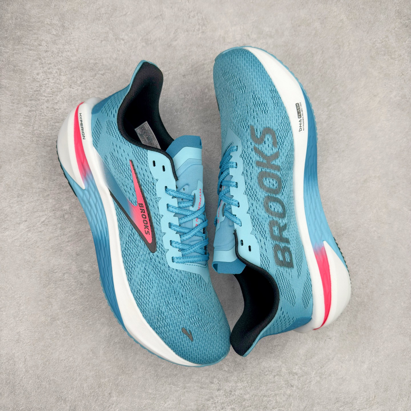 图片[3]-Brooks Hyperion Tempo 布鲁克斯竞速跑鞋 轻量训练缓震跑鞋马拉松运动鞋 Brooks 四大跑鞋之一 百年品牌 跑鞋从外形上基本就能判断这是一款速度跑鞋 简洁干练的外形结构和极强的运动流线型看着非常有速度感 上脚的第一感觉是非常轻 美码9码的鞋单只206g不到 从个人偏好来说 200g左右的竞速鞋最具安全感 鞋面采用单层网布 很薄 前掌使用了大量开放式网眼 排气直接快速 透气性上乘 鞋舌也是轻量化设计 仅为一层麂皮 和脚背完美贴合 鞋舌中央有个防偏穿孔 从实际穿着来看 通常鞋舌都是外偏 如果是防偏穿孔位于中心 防偏效果其实并不十分有效 如果采用趋外侧的偏心设计更有效 鞋帮泡棉填充量不大 但非常紧凑 贴合舒适 包裹稳固 内置硬质TPU保证必要的稳定性 跑鞋中底采用的是DNA FLASH科技材料 DNA FLASH中底科技 是Brooks第一款将氮气注入中底的创新科技 主要原理是借助“超临界流体”发泡技术 将液态氮稳定的转化为气态氮 并使其均匀地形成无数紧密贴合的密闭式气囊结构 尺码：40 40.5 41 42 42.5 43 44 44.5 45 46-选品中心