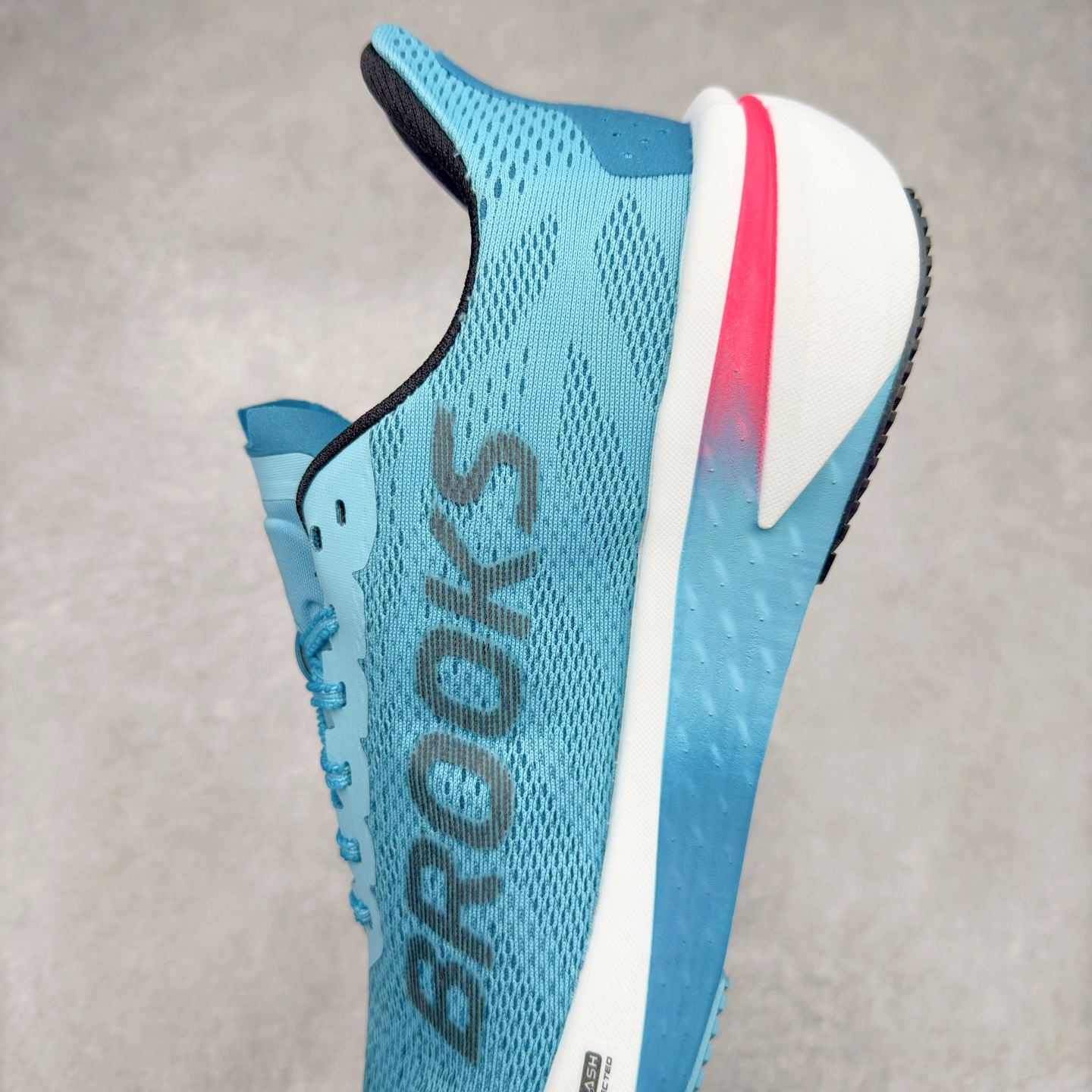 图片[7]-Brooks Hyperion Tempo 布鲁克斯竞速跑鞋 轻量训练缓震跑鞋马拉松运动鞋 Brooks 四大跑鞋之一 百年品牌 跑鞋从外形上基本就能判断这是一款速度跑鞋 简洁干练的外形结构和极强的运动流线型看着非常有速度感 上脚的第一感觉是非常轻 美码9码的鞋单只206g不到 从个人偏好来说 200g左右的竞速鞋最具安全感 鞋面采用单层网布 很薄 前掌使用了大量开放式网眼 排气直接快速 透气性上乘 鞋舌也是轻量化设计 仅为一层麂皮 和脚背完美贴合 鞋舌中央有个防偏穿孔 从实际穿着来看 通常鞋舌都是外偏 如果是防偏穿孔位于中心 防偏效果其实并不十分有效 如果采用趋外侧的偏心设计更有效 鞋帮泡棉填充量不大 但非常紧凑 贴合舒适 包裹稳固 内置硬质TPU保证必要的稳定性 跑鞋中底采用的是DNA FLASH科技材料 DNA FLASH中底科技 是Brooks第一款将氮气注入中底的创新科技 主要原理是借助“超临界流体”发泡技术 将液态氮稳定的转化为气态氮 并使其均匀地形成无数紧密贴合的密闭式气囊结构 尺码：40 40.5 41 42 42.5 43 44 44.5 45 46-选品中心