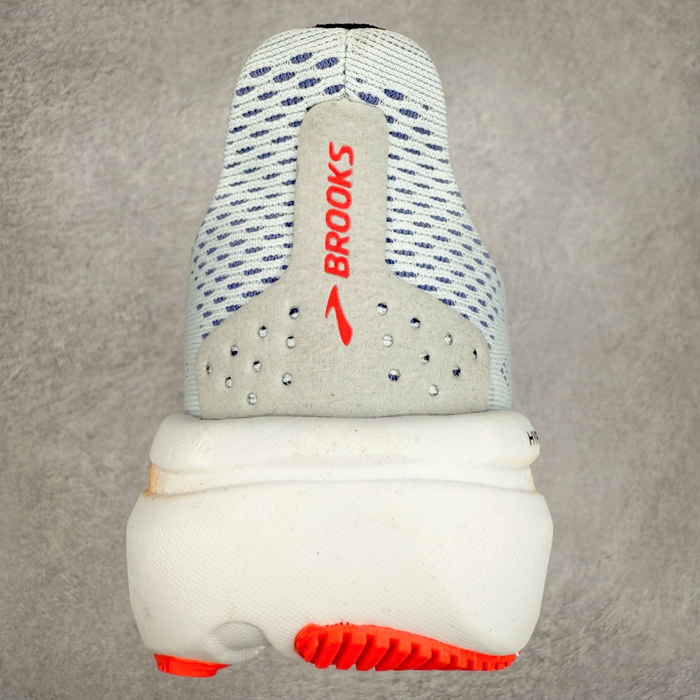 图片[8]-Brooks Hyperion Tempo 布鲁克斯竞速跑鞋 轻量训练缓震跑鞋马拉松运动鞋 Brooks 四大跑鞋之一 百年品牌 跑鞋从外形上基本就能判断这是一款速度跑鞋 简洁干练的外形结构和极强的运动流线型看着非常有速度感 上脚的第一感觉是非常轻 美码9码的鞋单只206g不到 从个人偏好来说 200g左右的竞速鞋最具安全感 鞋面采用单层网布 很薄 前掌使用了大量开放式网眼 排气直接快速 透气性上乘 鞋舌也是轻量化设计 仅为一层麂皮 和脚背完美贴合 鞋舌中央有个防偏穿孔 从实际穿着来看 通常鞋舌都是外偏 如果是防偏穿孔位于中心 防偏效果其实并不十分有效 如果采用趋外侧的偏心设计更有效 鞋帮泡棉填充量不大 但非常紧凑 贴合舒适 包裹稳固 内置硬质TPU保证必要的稳定性 跑鞋中底采用的是DNA FLASH科技材料 DNA FLASH中底科技 是Brooks第一款将氮气注入中底的创新科技 主要原理是借助“超临界流体”发泡技术 将液态氮稳定的转化为气态氮 并使其均匀地形成无数紧密贴合的密闭式气囊结构 尺码：40 40.5 41 42 42.5 43 44 44.5 45 46-选品中心