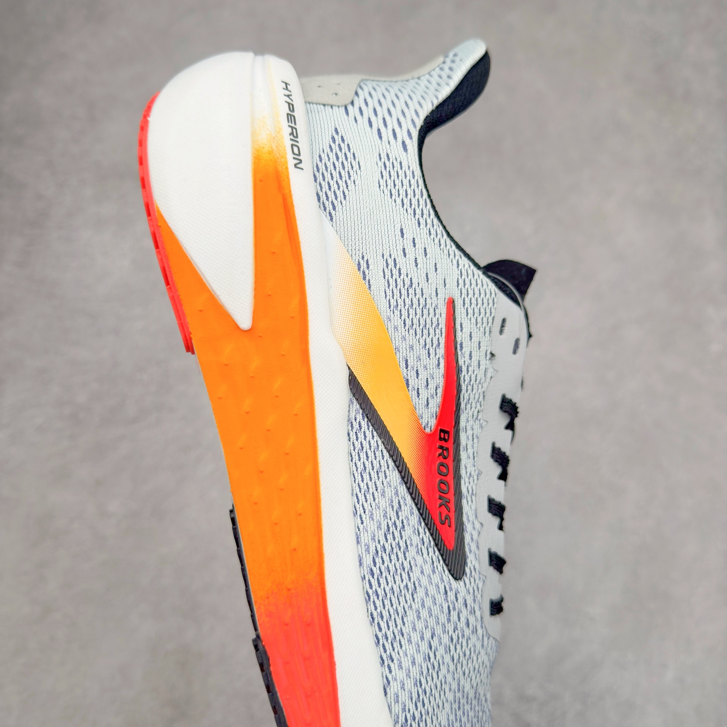 图片[6]-Brooks Hyperion Tempo 布鲁克斯竞速跑鞋 轻量训练缓震跑鞋马拉松运动鞋 Brooks 四大跑鞋之一 百年品牌 跑鞋从外形上基本就能判断这是一款速度跑鞋 简洁干练的外形结构和极强的运动流线型看着非常有速度感 上脚的第一感觉是非常轻 美码9码的鞋单只206g不到 从个人偏好来说 200g左右的竞速鞋最具安全感 鞋面采用单层网布 很薄 前掌使用了大量开放式网眼 排气直接快速 透气性上乘 鞋舌也是轻量化设计 仅为一层麂皮 和脚背完美贴合 鞋舌中央有个防偏穿孔 从实际穿着来看 通常鞋舌都是外偏 如果是防偏穿孔位于中心 防偏效果其实并不十分有效 如果采用趋外侧的偏心设计更有效 鞋帮泡棉填充量不大 但非常紧凑 贴合舒适 包裹稳固 内置硬质TPU保证必要的稳定性 跑鞋中底采用的是DNA FLASH科技材料 DNA FLASH中底科技 是Brooks第一款将氮气注入中底的创新科技 主要原理是借助“超临界流体”发泡技术 将液态氮稳定的转化为气态氮 并使其均匀地形成无数紧密贴合的密闭式气囊结构 尺码：40 40.5 41 42 42.5 43 44 44.5 45 46-选品中心