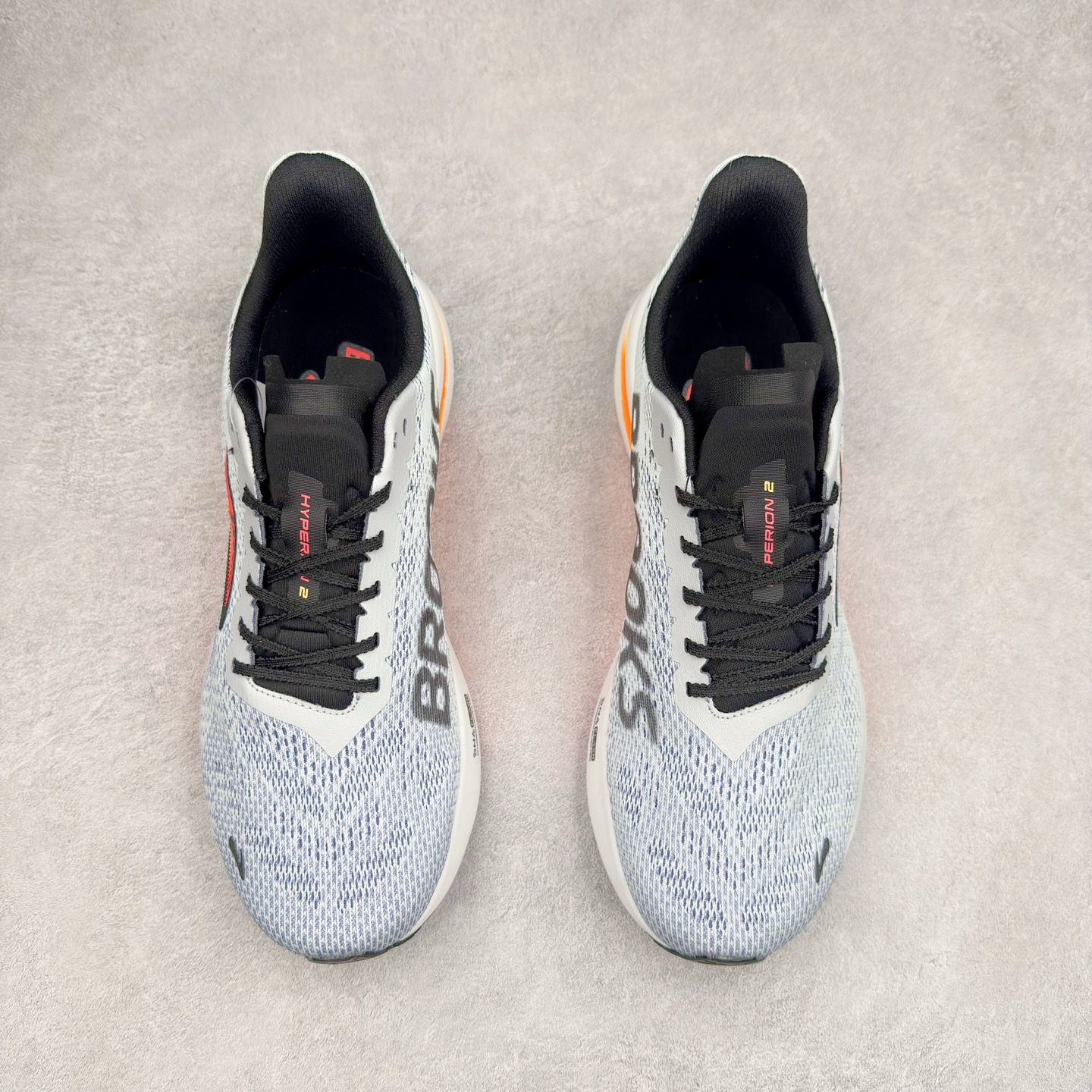 图片[2]-Brooks Hyperion Tempo 布鲁克斯竞速跑鞋 轻量训练缓震跑鞋马拉松运动鞋 Brooks 四大跑鞋之一 百年品牌 跑鞋从外形上基本就能判断这是一款速度跑鞋 简洁干练的外形结构和极强的运动流线型看着非常有速度感 上脚的第一感觉是非常轻 美码9码的鞋单只206g不到 从个人偏好来说 200g左右的竞速鞋最具安全感 鞋面采用单层网布 很薄 前掌使用了大量开放式网眼 排气直接快速 透气性上乘 鞋舌也是轻量化设计 仅为一层麂皮 和脚背完美贴合 鞋舌中央有个防偏穿孔 从实际穿着来看 通常鞋舌都是外偏 如果是防偏穿孔位于中心 防偏效果其实并不十分有效 如果采用趋外侧的偏心设计更有效 鞋帮泡棉填充量不大 但非常紧凑 贴合舒适 包裹稳固 内置硬质TPU保证必要的稳定性 跑鞋中底采用的是DNA FLASH科技材料 DNA FLASH中底科技 是Brooks第一款将氮气注入中底的创新科技 主要原理是借助“超临界流体”发泡技术 将液态氮稳定的转化为气态氮 并使其均匀地形成无数紧密贴合的密闭式气囊结构 尺码：40 40.5 41 42 42.5 43 44 44.5 45 46-选品中心