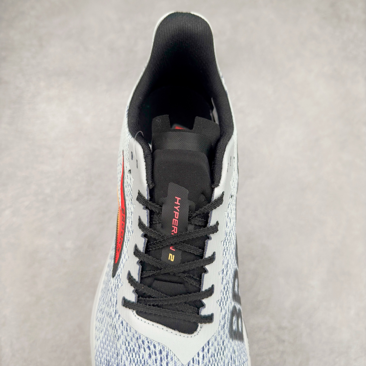 图片[5]-Brooks Hyperion Tempo 布鲁克斯竞速跑鞋 轻量训练缓震跑鞋马拉松运动鞋 Brooks 四大跑鞋之一 百年品牌 跑鞋从外形上基本就能判断这是一款速度跑鞋 简洁干练的外形结构和极强的运动流线型看着非常有速度感 上脚的第一感觉是非常轻 美码9码的鞋单只206g不到 从个人偏好来说 200g左右的竞速鞋最具安全感 鞋面采用单层网布 很薄 前掌使用了大量开放式网眼 排气直接快速 透气性上乘 鞋舌也是轻量化设计 仅为一层麂皮 和脚背完美贴合 鞋舌中央有个防偏穿孔 从实际穿着来看 通常鞋舌都是外偏 如果是防偏穿孔位于中心 防偏效果其实并不十分有效 如果采用趋外侧的偏心设计更有效 鞋帮泡棉填充量不大 但非常紧凑 贴合舒适 包裹稳固 内置硬质TPU保证必要的稳定性 跑鞋中底采用的是DNA FLASH科技材料 DNA FLASH中底科技 是Brooks第一款将氮气注入中底的创新科技 主要原理是借助“超临界流体”发泡技术 将液态氮稳定的转化为气态氮 并使其均匀地形成无数紧密贴合的密闭式气囊结构 尺码：40 40.5 41 42 42.5 43 44 44.5 45 46-选品中心