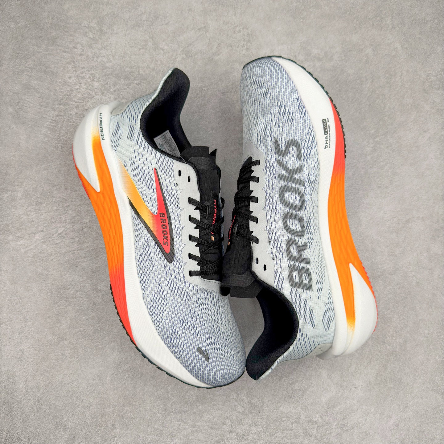 图片[3]-Brooks Hyperion Tempo 布鲁克斯竞速跑鞋 轻量训练缓震跑鞋马拉松运动鞋 Brooks 四大跑鞋之一 百年品牌 跑鞋从外形上基本就能判断这是一款速度跑鞋 简洁干练的外形结构和极强的运动流线型看着非常有速度感 上脚的第一感觉是非常轻 美码9码的鞋单只206g不到 从个人偏好来说 200g左右的竞速鞋最具安全感 鞋面采用单层网布 很薄 前掌使用了大量开放式网眼 排气直接快速 透气性上乘 鞋舌也是轻量化设计 仅为一层麂皮 和脚背完美贴合 鞋舌中央有个防偏穿孔 从实际穿着来看 通常鞋舌都是外偏 如果是防偏穿孔位于中心 防偏效果其实并不十分有效 如果采用趋外侧的偏心设计更有效 鞋帮泡棉填充量不大 但非常紧凑 贴合舒适 包裹稳固 内置硬质TPU保证必要的稳定性 跑鞋中底采用的是DNA FLASH科技材料 DNA FLASH中底科技 是Brooks第一款将氮气注入中底的创新科技 主要原理是借助“超临界流体”发泡技术 将液态氮稳定的转化为气态氮 并使其均匀地形成无数紧密贴合的密闭式气囊结构 尺码：40 40.5 41 42 42.5 43 44 44.5 45 46-选品中心