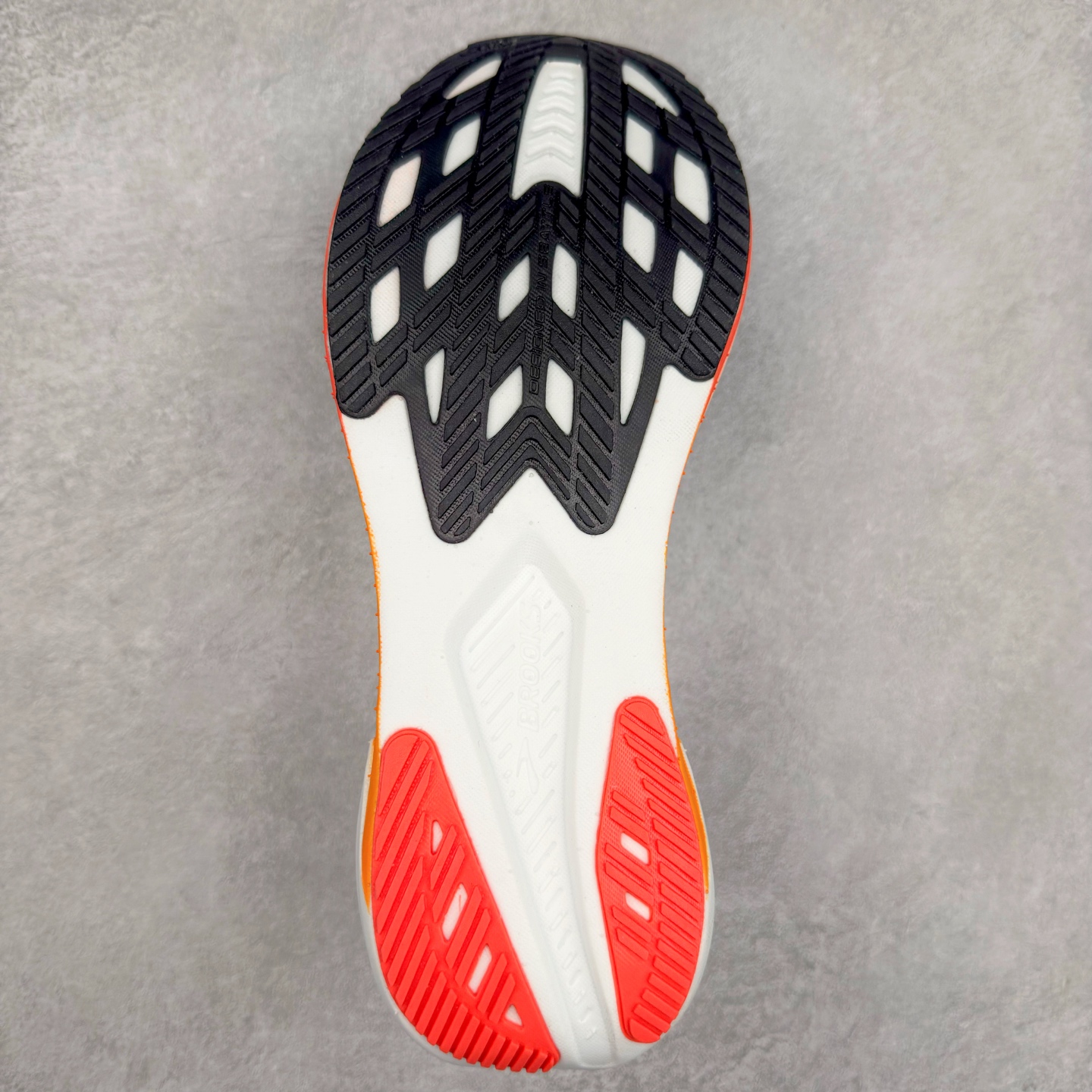 图片[9]-Brooks Hyperion Tempo 布鲁克斯竞速跑鞋 轻量训练缓震跑鞋马拉松运动鞋 Brooks 四大跑鞋之一 百年品牌 跑鞋从外形上基本就能判断这是一款速度跑鞋 简洁干练的外形结构和极强的运动流线型看着非常有速度感 上脚的第一感觉是非常轻 美码9码的鞋单只206g不到 从个人偏好来说 200g左右的竞速鞋最具安全感 鞋面采用单层网布 很薄 前掌使用了大量开放式网眼 排气直接快速 透气性上乘 鞋舌也是轻量化设计 仅为一层麂皮 和脚背完美贴合 鞋舌中央有个防偏穿孔 从实际穿着来看 通常鞋舌都是外偏 如果是防偏穿孔位于中心 防偏效果其实并不十分有效 如果采用趋外侧的偏心设计更有效 鞋帮泡棉填充量不大 但非常紧凑 贴合舒适 包裹稳固 内置硬质TPU保证必要的稳定性 跑鞋中底采用的是DNA FLASH科技材料 DNA FLASH中底科技 是Brooks第一款将氮气注入中底的创新科技 主要原理是借助“超临界流体”发泡技术 将液态氮稳定的转化为气态氮 并使其均匀地形成无数紧密贴合的密闭式气囊结构 尺码：40 40.5 41 42 42.5 43 44 44.5 45 46-选品中心