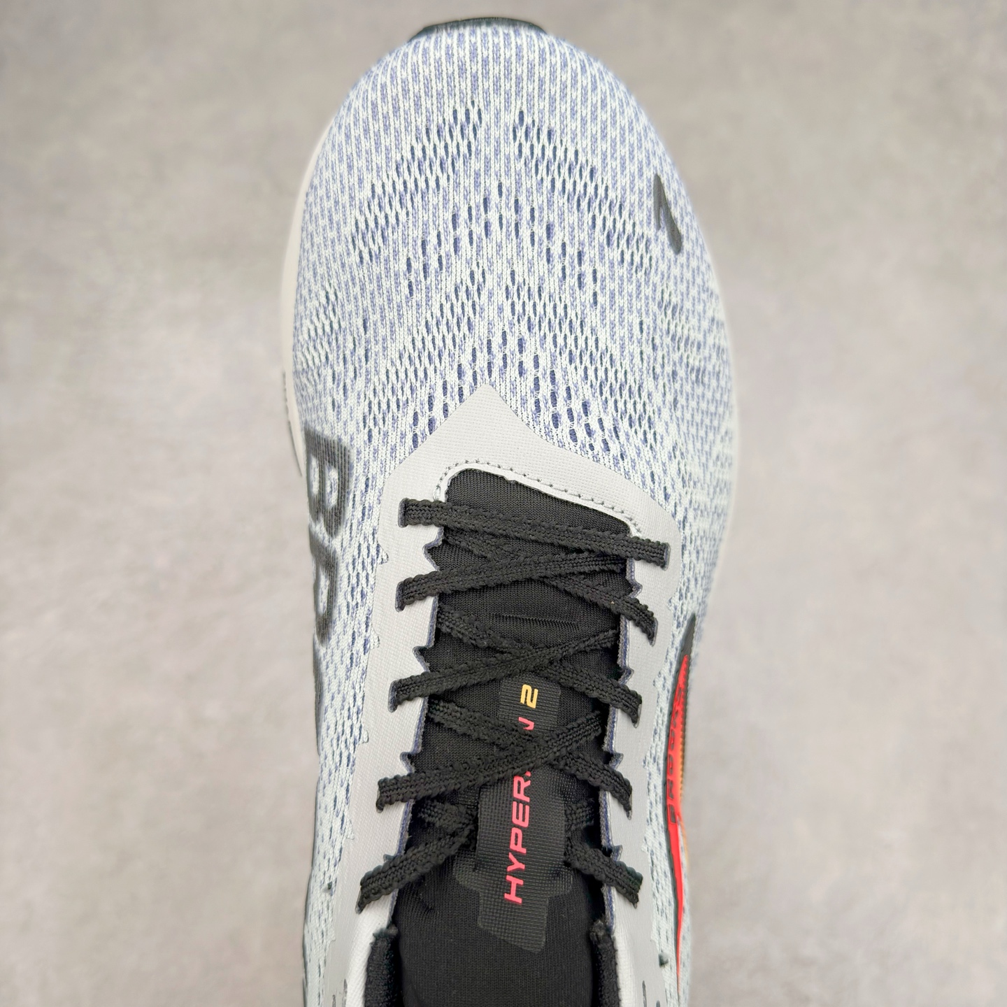 图片[4]-Brooks Hyperion Tempo 布鲁克斯竞速跑鞋 轻量训练缓震跑鞋马拉松运动鞋 Brooks 四大跑鞋之一 百年品牌 跑鞋从外形上基本就能判断这是一款速度跑鞋 简洁干练的外形结构和极强的运动流线型看着非常有速度感 上脚的第一感觉是非常轻 美码9码的鞋单只206g不到 从个人偏好来说 200g左右的竞速鞋最具安全感 鞋面采用单层网布 很薄 前掌使用了大量开放式网眼 排气直接快速 透气性上乘 鞋舌也是轻量化设计 仅为一层麂皮 和脚背完美贴合 鞋舌中央有个防偏穿孔 从实际穿着来看 通常鞋舌都是外偏 如果是防偏穿孔位于中心 防偏效果其实并不十分有效 如果采用趋外侧的偏心设计更有效 鞋帮泡棉填充量不大 但非常紧凑 贴合舒适 包裹稳固 内置硬质TPU保证必要的稳定性 跑鞋中底采用的是DNA FLASH科技材料 DNA FLASH中底科技 是Brooks第一款将氮气注入中底的创新科技 主要原理是借助“超临界流体”发泡技术 将液态氮稳定的转化为气态氮 并使其均匀地形成无数紧密贴合的密闭式气囊结构 尺码：40 40.5 41 42 42.5 43 44 44.5 45 46-选品中心