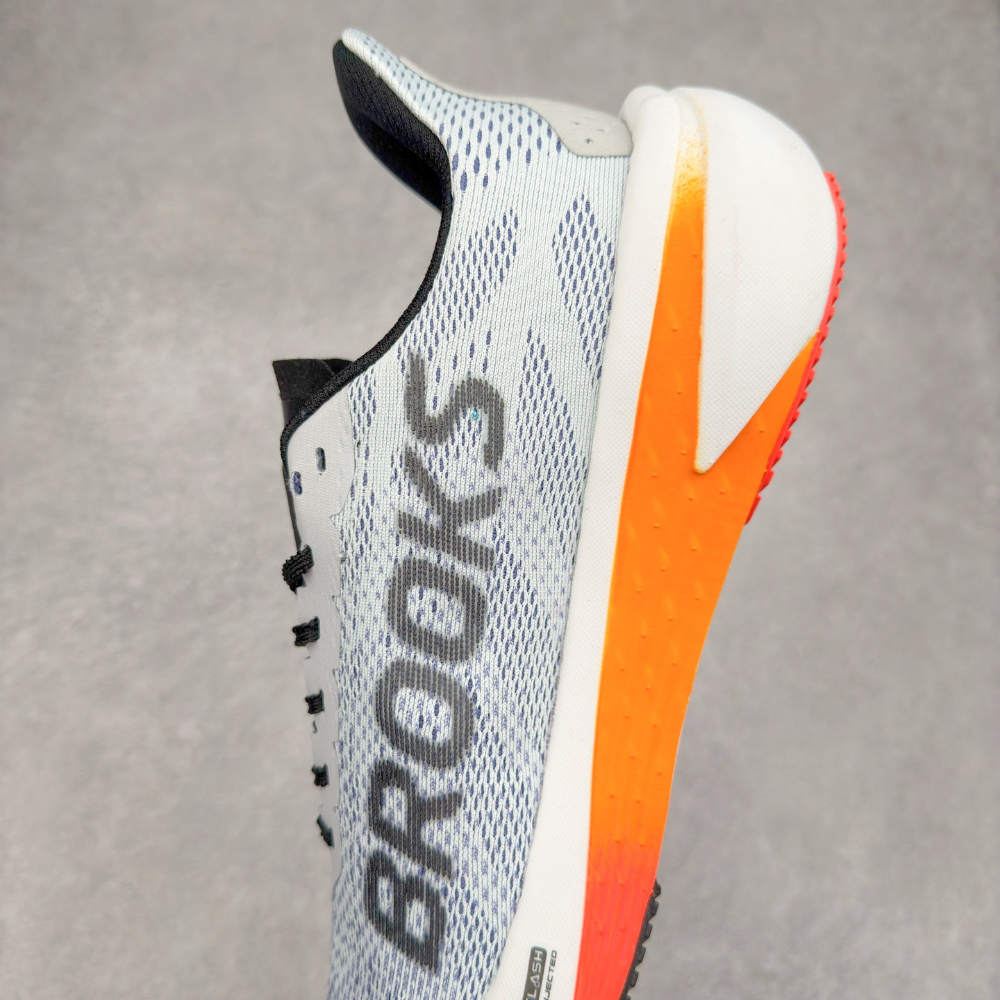 图片[7]-Brooks Hyperion Tempo 布鲁克斯竞速跑鞋 轻量训练缓震跑鞋马拉松运动鞋 Brooks 四大跑鞋之一 百年品牌 跑鞋从外形上基本就能判断这是一款速度跑鞋 简洁干练的外形结构和极强的运动流线型看着非常有速度感 上脚的第一感觉是非常轻 美码9码的鞋单只206g不到 从个人偏好来说 200g左右的竞速鞋最具安全感 鞋面采用单层网布 很薄 前掌使用了大量开放式网眼 排气直接快速 透气性上乘 鞋舌也是轻量化设计 仅为一层麂皮 和脚背完美贴合 鞋舌中央有个防偏穿孔 从实际穿着来看 通常鞋舌都是外偏 如果是防偏穿孔位于中心 防偏效果其实并不十分有效 如果采用趋外侧的偏心设计更有效 鞋帮泡棉填充量不大 但非常紧凑 贴合舒适 包裹稳固 内置硬质TPU保证必要的稳定性 跑鞋中底采用的是DNA FLASH科技材料 DNA FLASH中底科技 是Brooks第一款将氮气注入中底的创新科技 主要原理是借助“超临界流体”发泡技术 将液态氮稳定的转化为气态氮 并使其均匀地形成无数紧密贴合的密闭式气囊结构 尺码：40 40.5 41 42 42.5 43 44 44.5 45 46-选品中心