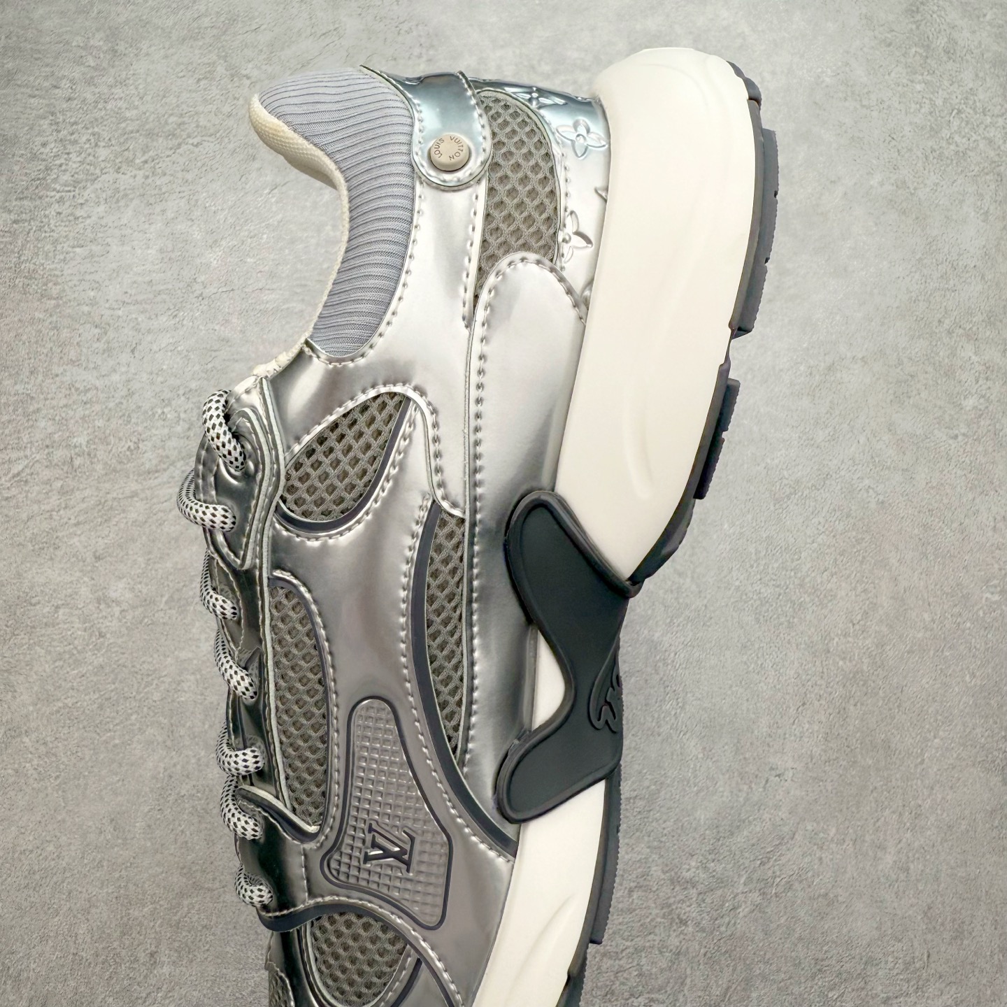 图片[7]-𝐋𝐕 𝟮𝟱𝐬𝐬春夏新款𝐓𝐑𝐀𝐈𝐍𝐄𝐑系列蓝球鞋运动鞋 硬货上新 高级感十足！国内外博主刷爆的一款，复古又时髦 上脚美炸了！官网主推款★ ➢鞋面材质：头层牛皮 ➢鞋里材质：高密度进口网布 ➢鞋底材质：原版开模双色TPU组合大底 ➢鞋码选购：35-45 盼星星盼月亮 我的LOUIS VUITTON Olympia休闲鞋终于到手啦! 穿了一段时间必须来和大家唠唠真实感受~ – 优点 – 颜值封神：黑色鞋面简约又高级鞋身的LV经典元素低调又吸睛 圆头设计可爱又减龄低帮款式完美露出脚踝轻松打造大长腿既视感 搭配牛仔裤或者小裙子日常通勤还是约会出街都超有范儿每次穿都被要链接 – 脚感舒适：鞋面是柔软的优质皮革贴脚不磨脚 鞋垫有恰到好处的厚度和弹性走一整天路也不会觉得脚掌酸痛逛街暴走无压力对咱们爱走路的女生太友好 – 品质抗打：细节处理堪称一绝缝线细密均匀五金配件质感十足耐磨又耐脏不愧是大牌品质感觉能穿好多年 –-选品中心