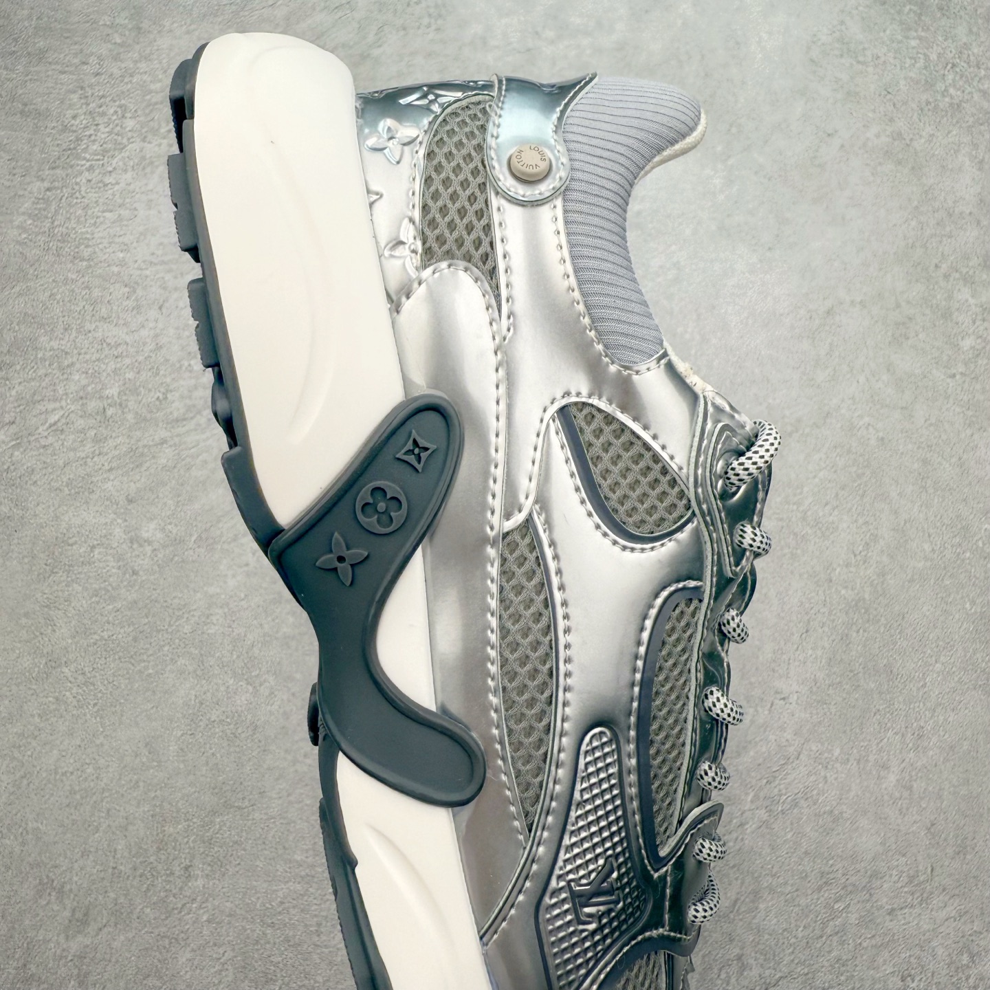 图片[6]-𝐋𝐕 𝟮𝟱𝐬𝐬春夏新款𝐓𝐑𝐀𝐈𝐍𝐄𝐑系列蓝球鞋运动鞋 硬货上新 高级感十足！国内外博主刷爆的一款，复古又时髦 上脚美炸了！官网主推款★ ➢鞋面材质：头层牛皮 ➢鞋里材质：高密度进口网布 ➢鞋底材质：原版开模双色TPU组合大底 ➢鞋码选购：35-45 盼星星盼月亮 我的LOUIS VUITTON Olympia休闲鞋终于到手啦! 穿了一段时间必须来和大家唠唠真实感受~ – 优点 – 颜值封神：黑色鞋面简约又高级鞋身的LV经典元素低调又吸睛 圆头设计可爱又减龄低帮款式完美露出脚踝轻松打造大长腿既视感 搭配牛仔裤或者小裙子日常通勤还是约会出街都超有范儿每次穿都被要链接 – 脚感舒适：鞋面是柔软的优质皮革贴脚不磨脚 鞋垫有恰到好处的厚度和弹性走一整天路也不会觉得脚掌酸痛逛街暴走无压力对咱们爱走路的女生太友好 – 品质抗打：细节处理堪称一绝缝线细密均匀五金配件质感十足耐磨又耐脏不愧是大牌品质感觉能穿好多年 –-选品中心