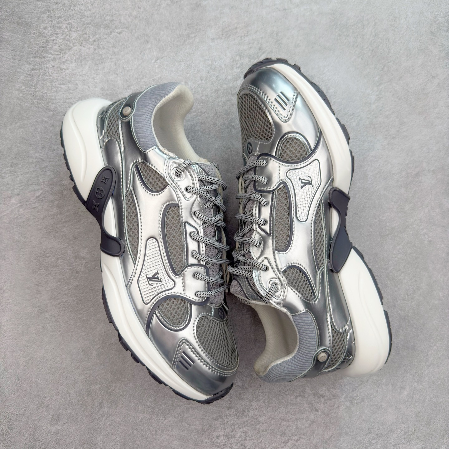 图片[3]-𝐋𝐕 𝟮𝟱𝐬𝐬春夏新款𝐓𝐑𝐀𝐈𝐍𝐄𝐑系列蓝球鞋运动鞋 硬货上新 高级感十足！国内外博主刷爆的一款，复古又时髦 上脚美炸了！官网主推款★ ➢鞋面材质：头层牛皮 ➢鞋里材质：高密度进口网布 ➢鞋底材质：原版开模双色TPU组合大底 ➢鞋码选购：35-45 盼星星盼月亮 我的LOUIS VUITTON Olympia休闲鞋终于到手啦! 穿了一段时间必须来和大家唠唠真实感受~ – 优点 – 颜值封神：黑色鞋面简约又高级鞋身的LV经典元素低调又吸睛 圆头设计可爱又减龄低帮款式完美露出脚踝轻松打造大长腿既视感 搭配牛仔裤或者小裙子日常通勤还是约会出街都超有范儿每次穿都被要链接 – 脚感舒适：鞋面是柔软的优质皮革贴脚不磨脚 鞋垫有恰到好处的厚度和弹性走一整天路也不会觉得脚掌酸痛逛街暴走无压力对咱们爱走路的女生太友好 – 品质抗打：细节处理堪称一绝缝线细密均匀五金配件质感十足耐磨又耐脏不愧是大牌品质感觉能穿好多年 –-选品中心