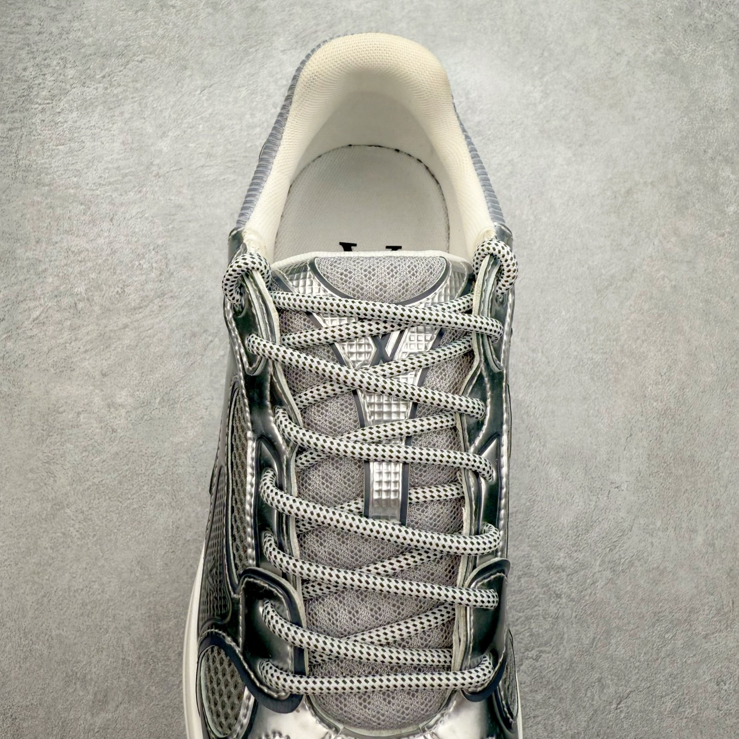 图片[5]-𝐋𝐕 𝟮𝟱𝐬𝐬春夏新款𝐓𝐑𝐀𝐈𝐍𝐄𝐑系列蓝球鞋运动鞋 硬货上新 高级感十足！国内外博主刷爆的一款，复古又时髦 上脚美炸了！官网主推款★ ➢鞋面材质：头层牛皮 ➢鞋里材质：高密度进口网布 ➢鞋底材质：原版开模双色TPU组合大底 ➢鞋码选购：35-45 盼星星盼月亮 我的LOUIS VUITTON Olympia休闲鞋终于到手啦! 穿了一段时间必须来和大家唠唠真实感受~ – 优点 – 颜值封神：黑色鞋面简约又高级鞋身的LV经典元素低调又吸睛 圆头设计可爱又减龄低帮款式完美露出脚踝轻松打造大长腿既视感 搭配牛仔裤或者小裙子日常通勤还是约会出街都超有范儿每次穿都被要链接 – 脚感舒适：鞋面是柔软的优质皮革贴脚不磨脚 鞋垫有恰到好处的厚度和弹性走一整天路也不会觉得脚掌酸痛逛街暴走无压力对咱们爱走路的女生太友好 – 品质抗打：细节处理堪称一绝缝线细密均匀五金配件质感十足耐磨又耐脏不愧是大牌品质感觉能穿好多年 –-选品中心