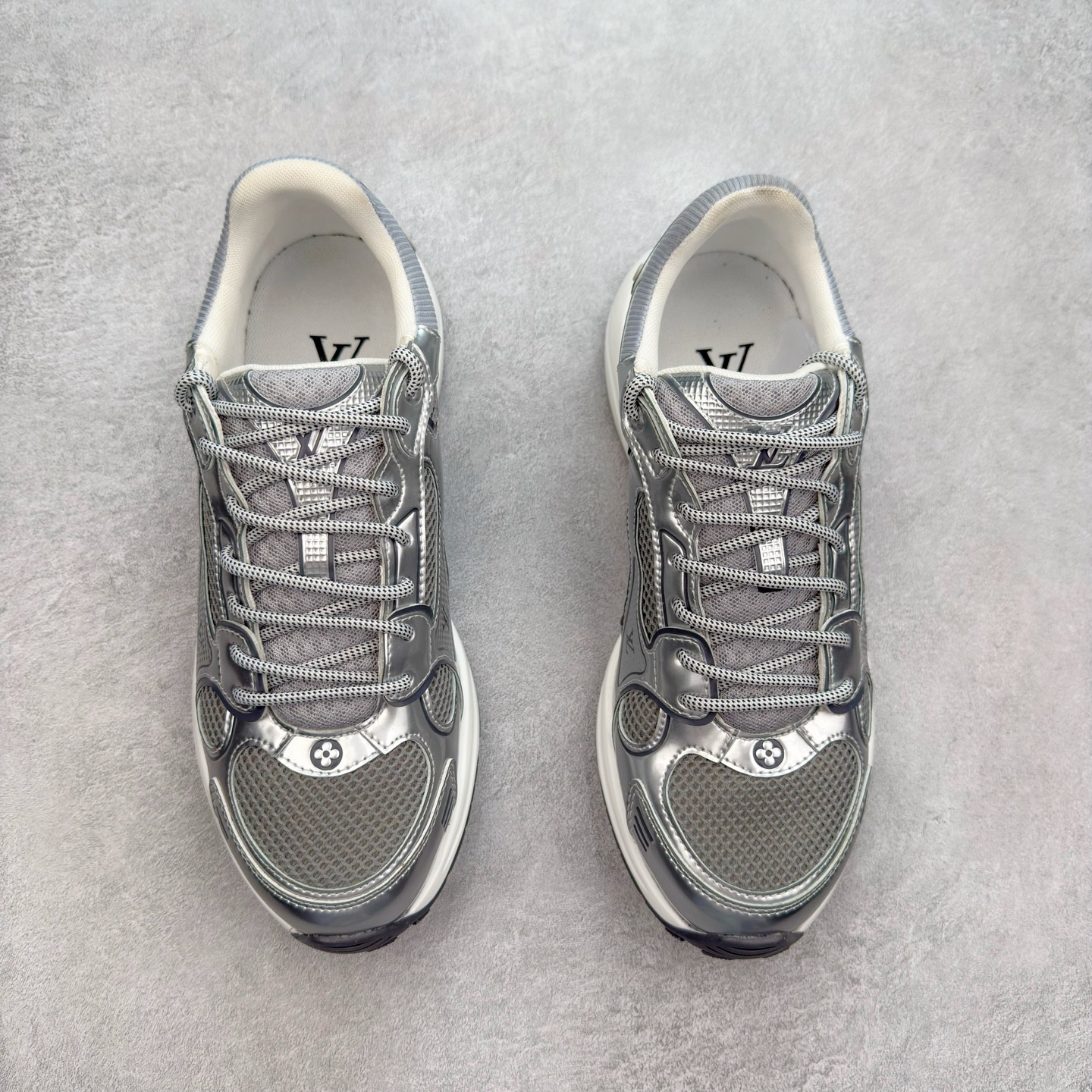 图片[2]-𝐋𝐕 𝟮𝟱𝐬𝐬春夏新款𝐓𝐑𝐀𝐈𝐍𝐄𝐑系列蓝球鞋运动鞋 硬货上新 高级感十足！国内外博主刷爆的一款，复古又时髦 上脚美炸了！官网主推款★ ➢鞋面材质：头层牛皮 ➢鞋里材质：高密度进口网布 ➢鞋底材质：原版开模双色TPU组合大底 ➢鞋码选购：35-45 盼星星盼月亮 我的LOUIS VUITTON Olympia休闲鞋终于到手啦! 穿了一段时间必须来和大家唠唠真实感受~ – 优点 – 颜值封神：黑色鞋面简约又高级鞋身的LV经典元素低调又吸睛 圆头设计可爱又减龄低帮款式完美露出脚踝轻松打造大长腿既视感 搭配牛仔裤或者小裙子日常通勤还是约会出街都超有范儿每次穿都被要链接 – 脚感舒适：鞋面是柔软的优质皮革贴脚不磨脚 鞋垫有恰到好处的厚度和弹性走一整天路也不会觉得脚掌酸痛逛街暴走无压力对咱们爱走路的女生太友好 – 品质抗打：细节处理堪称一绝缝线细密均匀五金配件质感十足耐磨又耐脏不愧是大牌品质感觉能穿好多年 –-选品中心