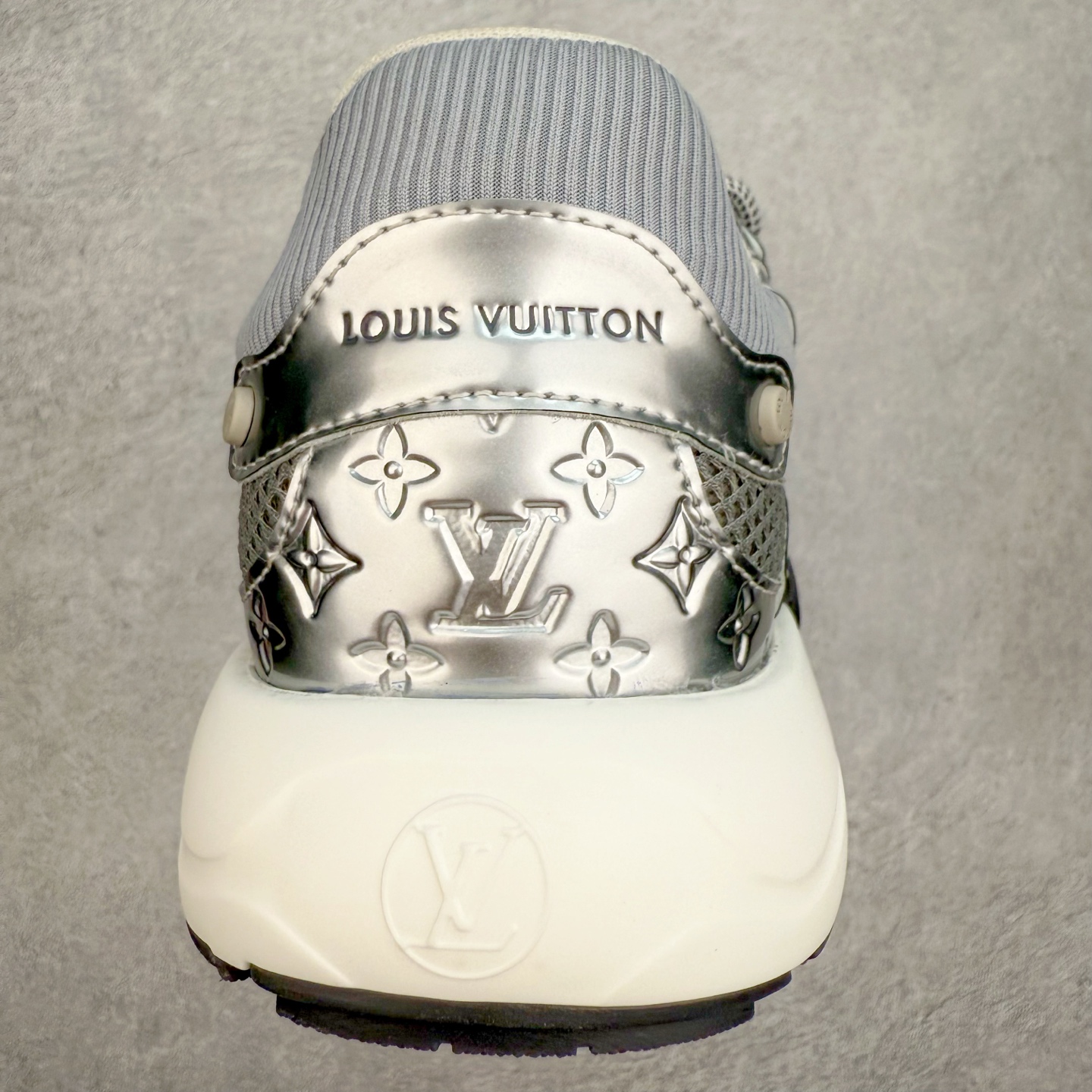 图片[8]-𝐋𝐕 𝟮𝟱𝐬𝐬春夏新款𝐓𝐑𝐀𝐈𝐍𝐄𝐑系列蓝球鞋运动鞋 硬货上新 高级感十足！国内外博主刷爆的一款，复古又时髦 上脚美炸了！官网主推款★ ➢鞋面材质：头层牛皮 ➢鞋里材质：高密度进口网布 ➢鞋底材质：原版开模双色TPU组合大底 ➢鞋码选购：35-45 盼星星盼月亮 我的LOUIS VUITTON Olympia休闲鞋终于到手啦! 穿了一段时间必须来和大家唠唠真实感受~ – 优点 – 颜值封神：黑色鞋面简约又高级鞋身的LV经典元素低调又吸睛 圆头设计可爱又减龄低帮款式完美露出脚踝轻松打造大长腿既视感 搭配牛仔裤或者小裙子日常通勤还是约会出街都超有范儿每次穿都被要链接 – 脚感舒适：鞋面是柔软的优质皮革贴脚不磨脚 鞋垫有恰到好处的厚度和弹性走一整天路也不会觉得脚掌酸痛逛街暴走无压力对咱们爱走路的女生太友好 – 品质抗打：细节处理堪称一绝缝线细密均匀五金配件质感十足耐磨又耐脏不愧是大牌品质感觉能穿好多年 –-选品中心