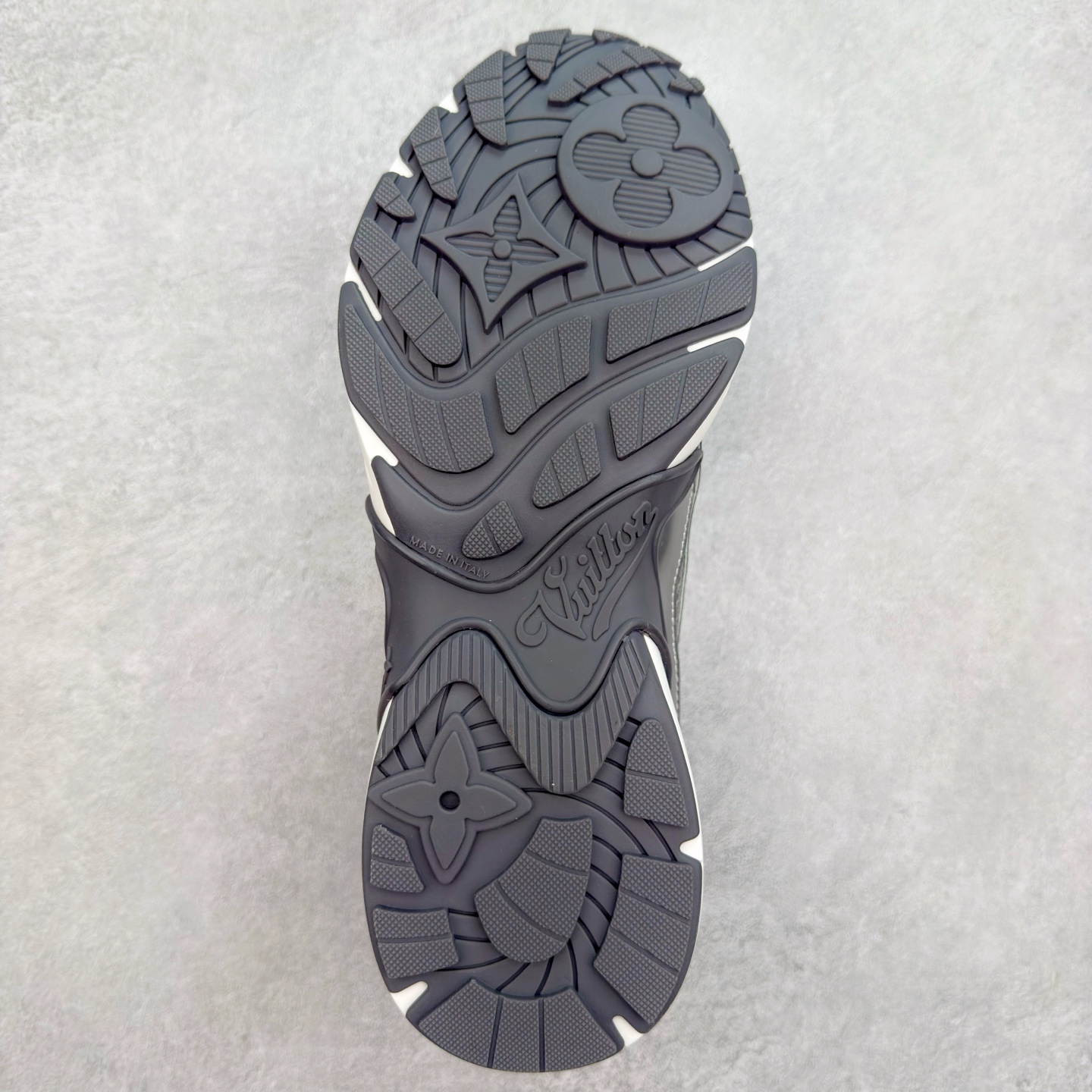 图片[9]-𝐋𝐕 𝟮𝟱𝐬𝐬春夏新款𝐓𝐑𝐀𝐈𝐍𝐄𝐑系列蓝球鞋运动鞋 硬货上新 高级感十足！国内外博主刷爆的一款，复古又时髦 上脚美炸了！官网主推款★ ➢鞋面材质：头层牛皮 ➢鞋里材质：高密度进口网布 ➢鞋底材质：原版开模双色TPU组合大底 ➢鞋码选购：35-45 盼星星盼月亮 我的LOUIS VUITTON Olympia休闲鞋终于到手啦! 穿了一段时间必须来和大家唠唠真实感受~ – 优点 – 颜值封神：黑色鞋面简约又高级鞋身的LV经典元素低调又吸睛 圆头设计可爱又减龄低帮款式完美露出脚踝轻松打造大长腿既视感 搭配牛仔裤或者小裙子日常通勤还是约会出街都超有范儿每次穿都被要链接 – 脚感舒适：鞋面是柔软的优质皮革贴脚不磨脚 鞋垫有恰到好处的厚度和弹性走一整天路也不会觉得脚掌酸痛逛街暴走无压力对咱们爱走路的女生太友好 – 品质抗打：细节处理堪称一绝缝线细密均匀五金配件质感十足耐磨又耐脏不愧是大牌品质感觉能穿好多年 –-选品中心