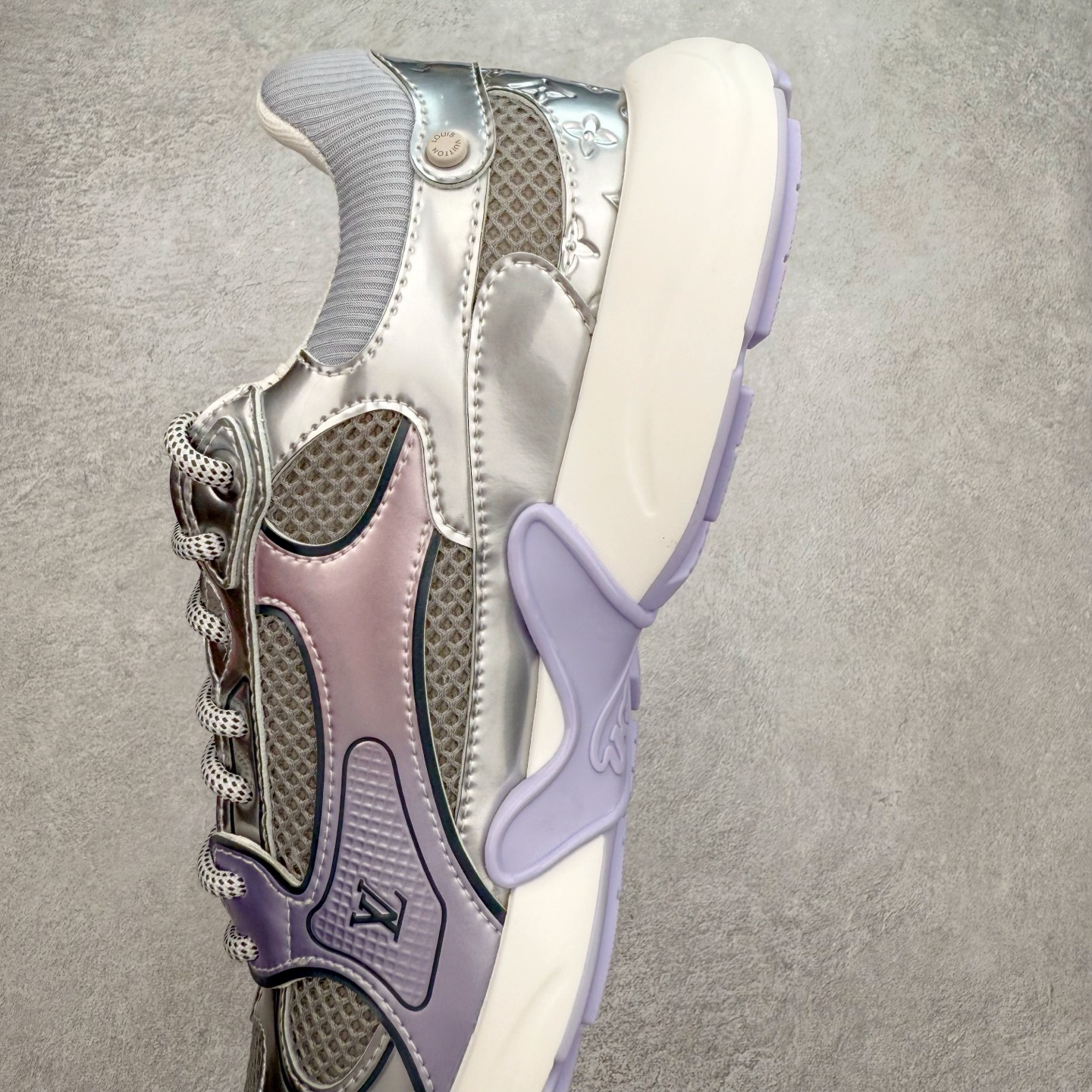 图片[7]-𝐋𝐕 𝟮𝟱𝐬𝐬春夏新款𝐓𝐑𝐀𝐈𝐍𝐄𝐑系列蓝球鞋运动鞋 硬货上新 高级感十足！国内外博主刷爆的一款，复古又时髦 上脚美炸了！官网主推款★ ➢鞋面材质：头层牛皮 ➢鞋里材质：高密度进口网布 ➢鞋底材质：原版开模双色TPU组合大底 ➢鞋码选购：35-45 盼星星盼月亮 我的LOUIS VUITTON Olympia休闲鞋终于到手啦! 穿了一段时间必须来和大家唠唠真实感受~ – 优点 – 颜值封神：黑色鞋面简约又高级鞋身的LV经典元素低调又吸睛 圆头设计可爱又减龄低帮款式完美露出脚踝轻松打造大长腿既视感 搭配牛仔裤或者小裙子日常通勤还是约会出街都超有范儿每次穿都被要链接 – 脚感舒适：鞋面是柔软的优质皮革贴脚不磨脚 鞋垫有恰到好处的厚度和弹性走一整天路也不会觉得脚掌酸痛逛街暴走无压力对咱们爱走路的女生太友好 – 品质抗打：细节处理堪称一绝缝线细密均匀五金配件质感十足耐磨又耐脏不愧是大牌品质感觉能穿好多年 –-选品中心