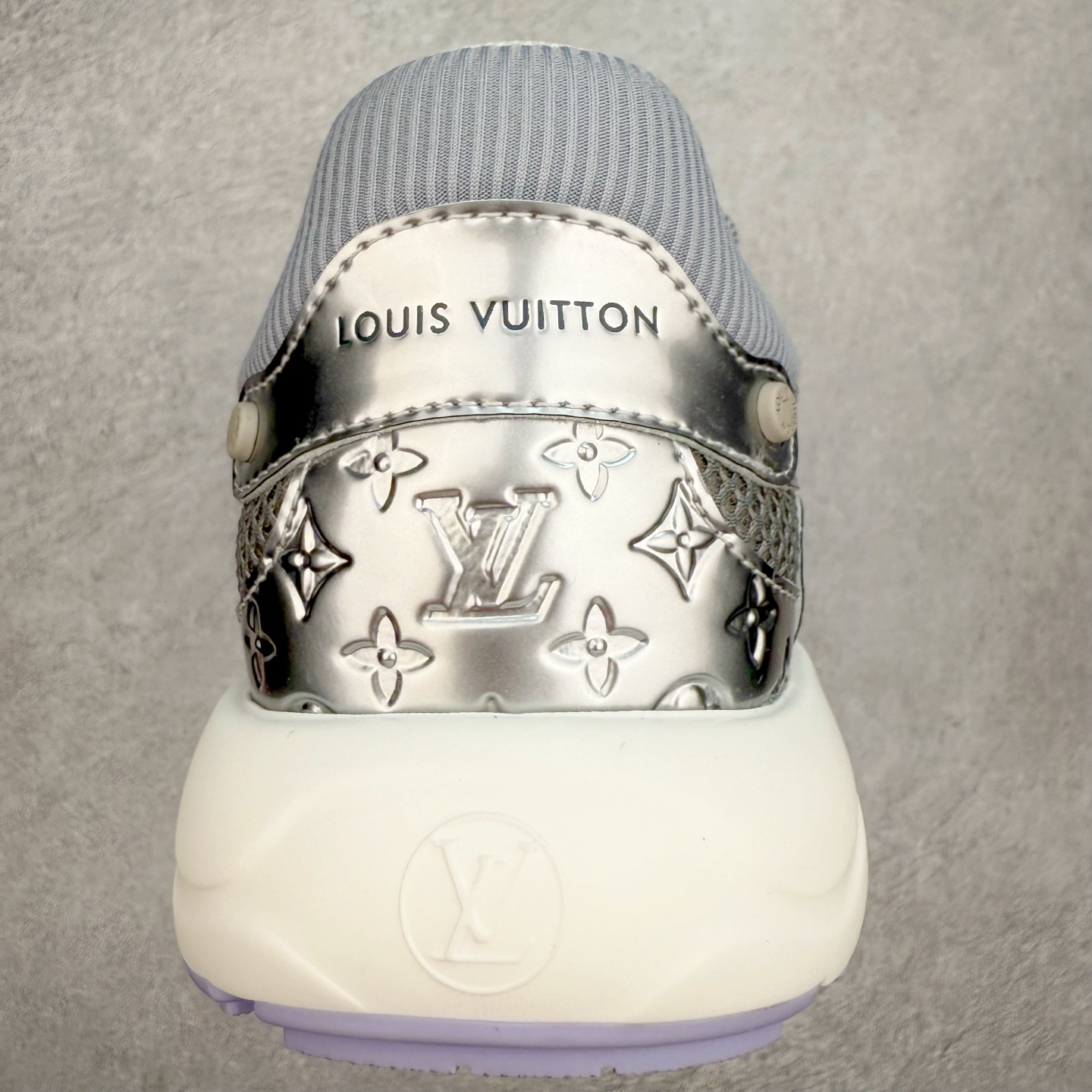 图片[8]-𝐋𝐕 𝟮𝟱𝐬𝐬春夏新款𝐓𝐑𝐀𝐈𝐍𝐄𝐑系列蓝球鞋运动鞋 硬货上新 高级感十足！国内外博主刷爆的一款，复古又时髦 上脚美炸了！官网主推款★ ➢鞋面材质：头层牛皮 ➢鞋里材质：高密度进口网布 ➢鞋底材质：原版开模双色TPU组合大底 ➢鞋码选购：35-45 盼星星盼月亮 我的LOUIS VUITTON Olympia休闲鞋终于到手啦! 穿了一段时间必须来和大家唠唠真实感受~ – 优点 – 颜值封神：黑色鞋面简约又高级鞋身的LV经典元素低调又吸睛 圆头设计可爱又减龄低帮款式完美露出脚踝轻松打造大长腿既视感 搭配牛仔裤或者小裙子日常通勤还是约会出街都超有范儿每次穿都被要链接 – 脚感舒适：鞋面是柔软的优质皮革贴脚不磨脚 鞋垫有恰到好处的厚度和弹性走一整天路也不会觉得脚掌酸痛逛街暴走无压力对咱们爱走路的女生太友好 – 品质抗打：细节处理堪称一绝缝线细密均匀五金配件质感十足耐磨又耐脏不愧是大牌品质感觉能穿好多年 –-选品中心