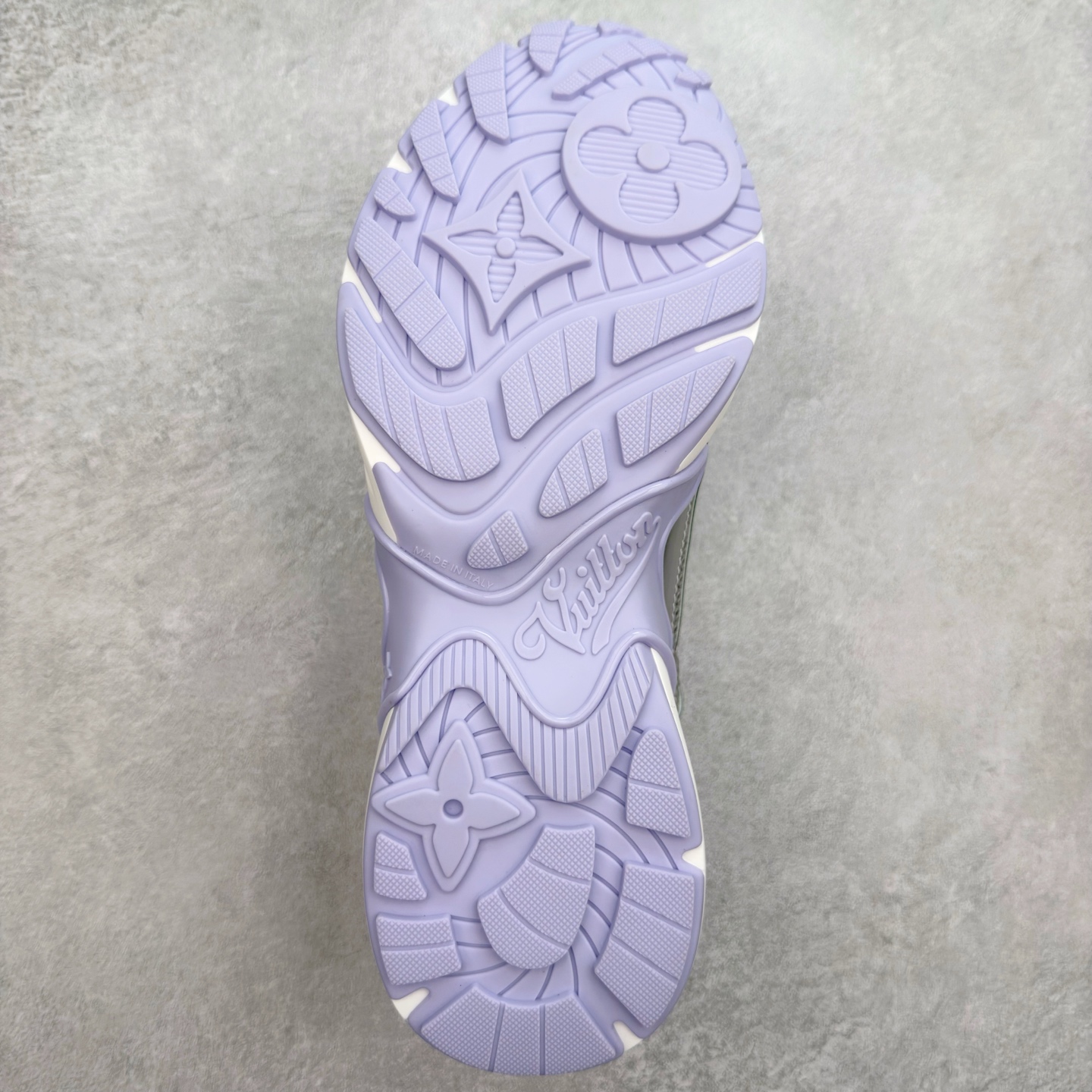 图片[9]-𝐋𝐕 𝟮𝟱𝐬𝐬春夏新款𝐓𝐑𝐀𝐈𝐍𝐄𝐑系列蓝球鞋运动鞋 硬货上新 高级感十足！国内外博主刷爆的一款，复古又时髦 上脚美炸了！官网主推款★ ➢鞋面材质：头层牛皮 ➢鞋里材质：高密度进口网布 ➢鞋底材质：原版开模双色TPU组合大底 ➢鞋码选购：35-45 盼星星盼月亮 我的LOUIS VUITTON Olympia休闲鞋终于到手啦! 穿了一段时间必须来和大家唠唠真实感受~ – 优点 – 颜值封神：黑色鞋面简约又高级鞋身的LV经典元素低调又吸睛 圆头设计可爱又减龄低帮款式完美露出脚踝轻松打造大长腿既视感 搭配牛仔裤或者小裙子日常通勤还是约会出街都超有范儿每次穿都被要链接 – 脚感舒适：鞋面是柔软的优质皮革贴脚不磨脚 鞋垫有恰到好处的厚度和弹性走一整天路也不会觉得脚掌酸痛逛街暴走无压力对咱们爱走路的女生太友好 – 品质抗打：细节处理堪称一绝缝线细密均匀五金配件质感十足耐磨又耐脏不愧是大牌品质感觉能穿好多年 –-选品中心