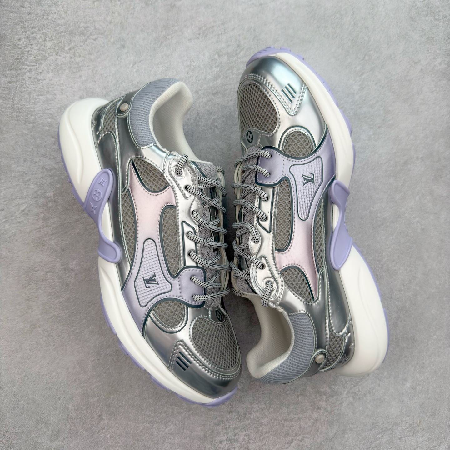 图片[3]-𝐋𝐕 𝟮𝟱𝐬𝐬春夏新款𝐓𝐑𝐀𝐈𝐍𝐄𝐑系列蓝球鞋运动鞋 硬货上新 高级感十足！国内外博主刷爆的一款，复古又时髦 上脚美炸了！官网主推款★ ➢鞋面材质：头层牛皮 ➢鞋里材质：高密度进口网布 ➢鞋底材质：原版开模双色TPU组合大底 ➢鞋码选购：35-45 盼星星盼月亮 我的LOUIS VUITTON Olympia休闲鞋终于到手啦! 穿了一段时间必须来和大家唠唠真实感受~ – 优点 – 颜值封神：黑色鞋面简约又高级鞋身的LV经典元素低调又吸睛 圆头设计可爱又减龄低帮款式完美露出脚踝轻松打造大长腿既视感 搭配牛仔裤或者小裙子日常通勤还是约会出街都超有范儿每次穿都被要链接 – 脚感舒适：鞋面是柔软的优质皮革贴脚不磨脚 鞋垫有恰到好处的厚度和弹性走一整天路也不会觉得脚掌酸痛逛街暴走无压力对咱们爱走路的女生太友好 – 品质抗打：细节处理堪称一绝缝线细密均匀五金配件质感十足耐磨又耐脏不愧是大牌品质感觉能穿好多年 –-选品中心