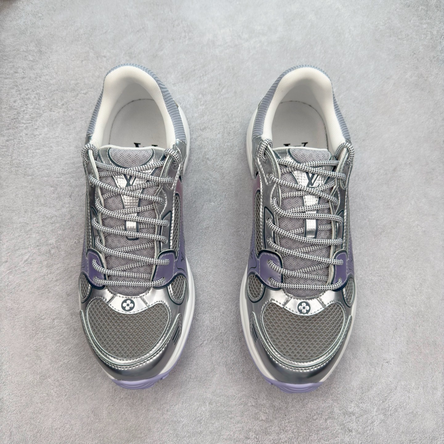 图片[2]-𝐋𝐕 𝟮𝟱𝐬𝐬春夏新款𝐓𝐑𝐀𝐈𝐍𝐄𝐑系列蓝球鞋运动鞋 硬货上新 高级感十足！国内外博主刷爆的一款，复古又时髦 上脚美炸了！官网主推款★ ➢鞋面材质：头层牛皮 ➢鞋里材质：高密度进口网布 ➢鞋底材质：原版开模双色TPU组合大底 ➢鞋码选购：35-45 盼星星盼月亮 我的LOUIS VUITTON Olympia休闲鞋终于到手啦! 穿了一段时间必须来和大家唠唠真实感受~ – 优点 – 颜值封神：黑色鞋面简约又高级鞋身的LV经典元素低调又吸睛 圆头设计可爱又减龄低帮款式完美露出脚踝轻松打造大长腿既视感 搭配牛仔裤或者小裙子日常通勤还是约会出街都超有范儿每次穿都被要链接 – 脚感舒适：鞋面是柔软的优质皮革贴脚不磨脚 鞋垫有恰到好处的厚度和弹性走一整天路也不会觉得脚掌酸痛逛街暴走无压力对咱们爱走路的女生太友好 – 品质抗打：细节处理堪称一绝缝线细密均匀五金配件质感十足耐磨又耐脏不愧是大牌品质感觉能穿好多年 –-选品中心