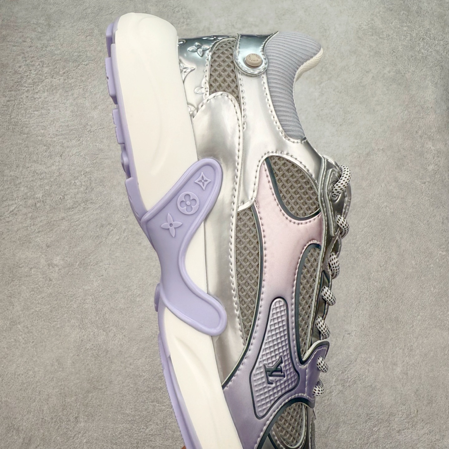 图片[6]-𝐋𝐕 𝟮𝟱𝐬𝐬春夏新款𝐓𝐑𝐀𝐈𝐍𝐄𝐑系列蓝球鞋运动鞋 硬货上新 高级感十足！国内外博主刷爆的一款，复古又时髦 上脚美炸了！官网主推款★ ➢鞋面材质：头层牛皮 ➢鞋里材质：高密度进口网布 ➢鞋底材质：原版开模双色TPU组合大底 ➢鞋码选购：35-45 盼星星盼月亮 我的LOUIS VUITTON Olympia休闲鞋终于到手啦! 穿了一段时间必须来和大家唠唠真实感受~ – 优点 – 颜值封神：黑色鞋面简约又高级鞋身的LV经典元素低调又吸睛 圆头设计可爱又减龄低帮款式完美露出脚踝轻松打造大长腿既视感 搭配牛仔裤或者小裙子日常通勤还是约会出街都超有范儿每次穿都被要链接 – 脚感舒适：鞋面是柔软的优质皮革贴脚不磨脚 鞋垫有恰到好处的厚度和弹性走一整天路也不会觉得脚掌酸痛逛街暴走无压力对咱们爱走路的女生太友好 – 品质抗打：细节处理堪称一绝缝线细密均匀五金配件质感十足耐磨又耐脏不愧是大牌品质感觉能穿好多年 –-选品中心