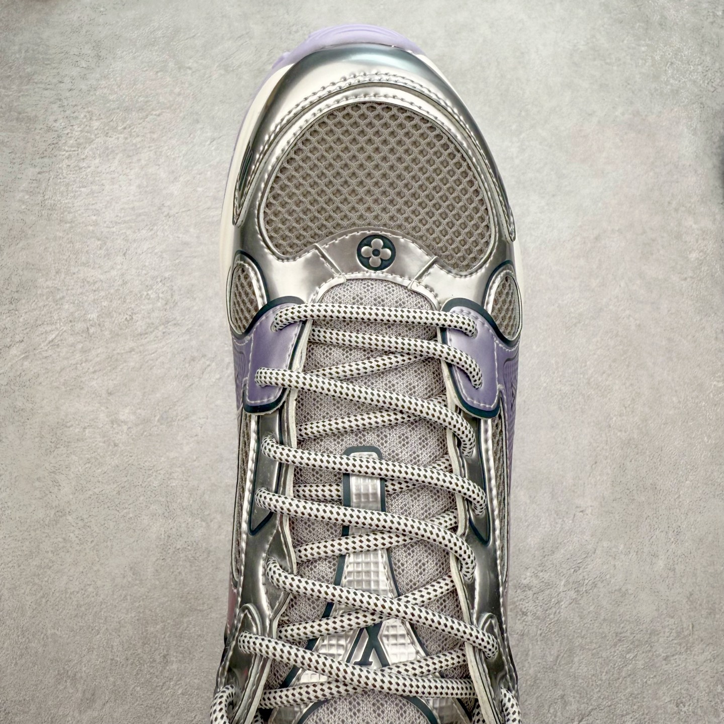 图片[4]-𝐋𝐕 𝟮𝟱𝐬𝐬春夏新款𝐓𝐑𝐀𝐈𝐍𝐄𝐑系列蓝球鞋运动鞋 硬货上新 高级感十足！国内外博主刷爆的一款，复古又时髦 上脚美炸了！官网主推款★ ➢鞋面材质：头层牛皮 ➢鞋里材质：高密度进口网布 ➢鞋底材质：原版开模双色TPU组合大底 ➢鞋码选购：35-45 盼星星盼月亮 我的LOUIS VUITTON Olympia休闲鞋终于到手啦! 穿了一段时间必须来和大家唠唠真实感受~ – 优点 – 颜值封神：黑色鞋面简约又高级鞋身的LV经典元素低调又吸睛 圆头设计可爱又减龄低帮款式完美露出脚踝轻松打造大长腿既视感 搭配牛仔裤或者小裙子日常通勤还是约会出街都超有范儿每次穿都被要链接 – 脚感舒适：鞋面是柔软的优质皮革贴脚不磨脚 鞋垫有恰到好处的厚度和弹性走一整天路也不会觉得脚掌酸痛逛街暴走无压力对咱们爱走路的女生太友好 – 品质抗打：细节处理堪称一绝缝线细密均匀五金配件质感十足耐磨又耐脏不愧是大牌品质感觉能穿好多年 –-选品中心