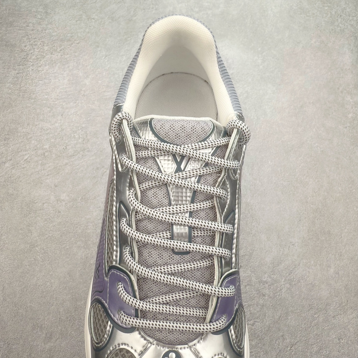 图片[5]-𝐋𝐕 𝟮𝟱𝐬𝐬春夏新款𝐓𝐑𝐀𝐈𝐍𝐄𝐑系列蓝球鞋运动鞋 硬货上新 高级感十足！国内外博主刷爆的一款，复古又时髦 上脚美炸了！官网主推款★ ➢鞋面材质：头层牛皮 ➢鞋里材质：高密度进口网布 ➢鞋底材质：原版开模双色TPU组合大底 ➢鞋码选购：35-45 盼星星盼月亮 我的LOUIS VUITTON Olympia休闲鞋终于到手啦! 穿了一段时间必须来和大家唠唠真实感受~ – 优点 – 颜值封神：黑色鞋面简约又高级鞋身的LV经典元素低调又吸睛 圆头设计可爱又减龄低帮款式完美露出脚踝轻松打造大长腿既视感 搭配牛仔裤或者小裙子日常通勤还是约会出街都超有范儿每次穿都被要链接 – 脚感舒适：鞋面是柔软的优质皮革贴脚不磨脚 鞋垫有恰到好处的厚度和弹性走一整天路也不会觉得脚掌酸痛逛街暴走无压力对咱们爱走路的女生太友好 – 品质抗打：细节处理堪称一绝缝线细密均匀五金配件质感十足耐磨又耐脏不愧是大牌品质感觉能穿好多年 –-选品中心