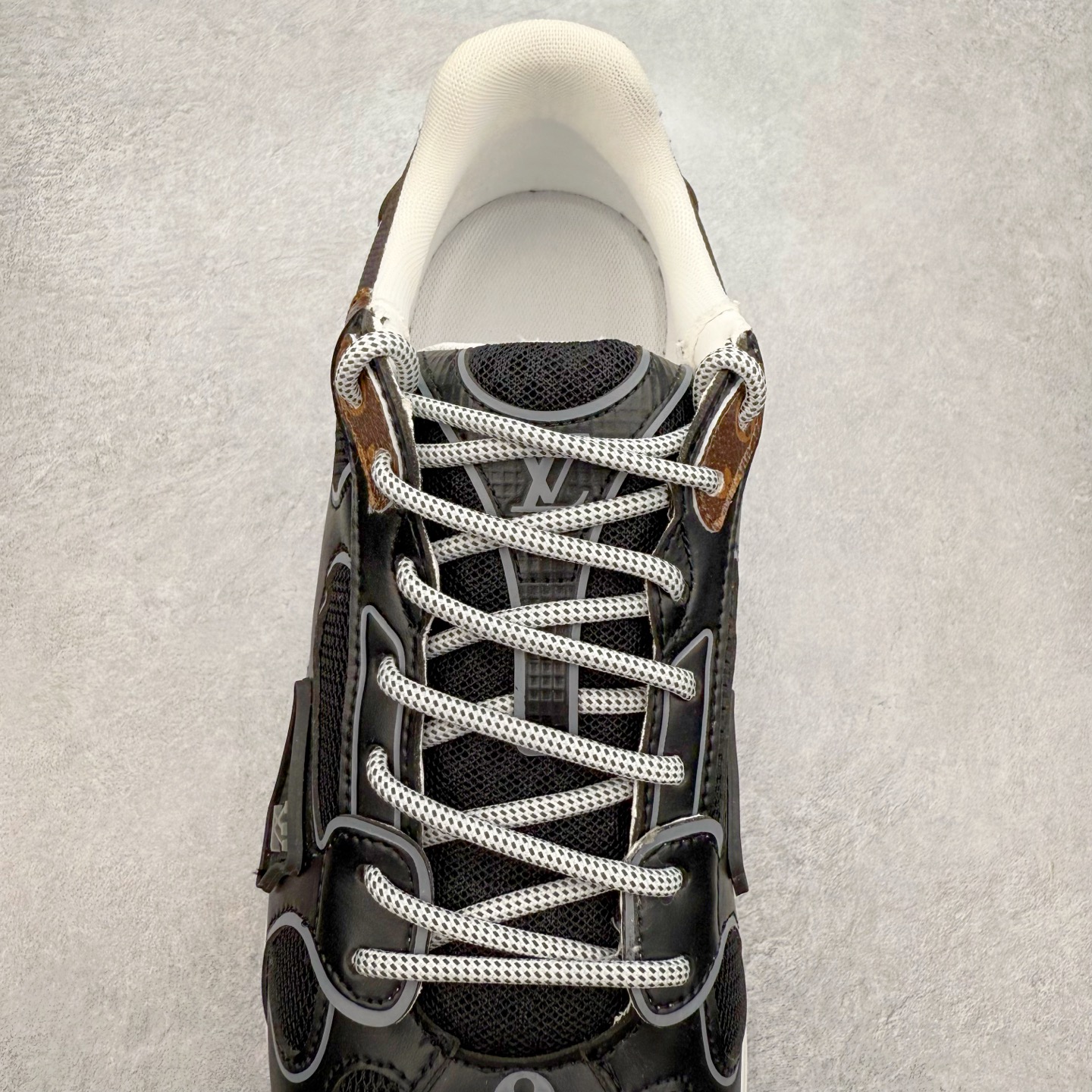 图片[5]-𝐋𝐕 𝟮𝟱𝐬𝐬春夏新款𝐓𝐑𝐀𝐈𝐍𝐄𝐑系列蓝球鞋运动鞋 硬货上新 高级感十足！国内外博主刷爆的一款，复古又时髦 上脚美炸了！官网主推款★ ➢鞋面材质：头层牛皮 ➢鞋里材质：高密度进口网布 ➢鞋底材质：原版开模双色TPU组合大底 ➢鞋码选购：35-45 盼星星盼月亮 我的LOUIS VUITTON Olympia休闲鞋终于到手啦! 穿了一段时间必须来和大家唠唠真实感受~ – 优点 – 颜值封神：黑色鞋面简约又高级鞋身的LV经典元素低调又吸睛 圆头设计可爱又减龄低帮款式完美露出脚踝轻松打造大长腿既视感 搭配牛仔裤或者小裙子日常通勤还是约会出街都超有范儿每次穿都被要链接 – 脚感舒适：鞋面是柔软的优质皮革贴脚不磨脚 鞋垫有恰到好处的厚度和弹性走一整天路也不会觉得脚掌酸痛逛街暴走无压力对咱们爱走路的女生太友好 – 品质抗打：细节处理堪称一绝缝线细密均匀五金配件质感十足耐磨又耐脏不愧是大牌品质感觉能穿好多年 –-选品中心