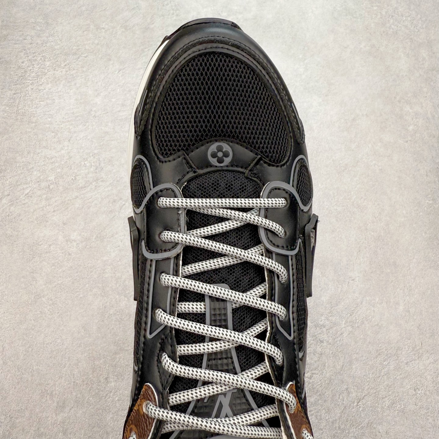 图片[4]-𝐋𝐕 𝟮𝟱𝐬𝐬春夏新款𝐓𝐑𝐀𝐈𝐍𝐄𝐑系列蓝球鞋运动鞋 硬货上新 高级感十足！国内外博主刷爆的一款，复古又时髦 上脚美炸了！官网主推款★ ➢鞋面材质：头层牛皮 ➢鞋里材质：高密度进口网布 ➢鞋底材质：原版开模双色TPU组合大底 ➢鞋码选购：35-45 盼星星盼月亮 我的LOUIS VUITTON Olympia休闲鞋终于到手啦! 穿了一段时间必须来和大家唠唠真实感受~ – 优点 – 颜值封神：黑色鞋面简约又高级鞋身的LV经典元素低调又吸睛 圆头设计可爱又减龄低帮款式完美露出脚踝轻松打造大长腿既视感 搭配牛仔裤或者小裙子日常通勤还是约会出街都超有范儿每次穿都被要链接 – 脚感舒适：鞋面是柔软的优质皮革贴脚不磨脚 鞋垫有恰到好处的厚度和弹性走一整天路也不会觉得脚掌酸痛逛街暴走无压力对咱们爱走路的女生太友好 – 品质抗打：细节处理堪称一绝缝线细密均匀五金配件质感十足耐磨又耐脏不愧是大牌品质感觉能穿好多年 –-选品中心