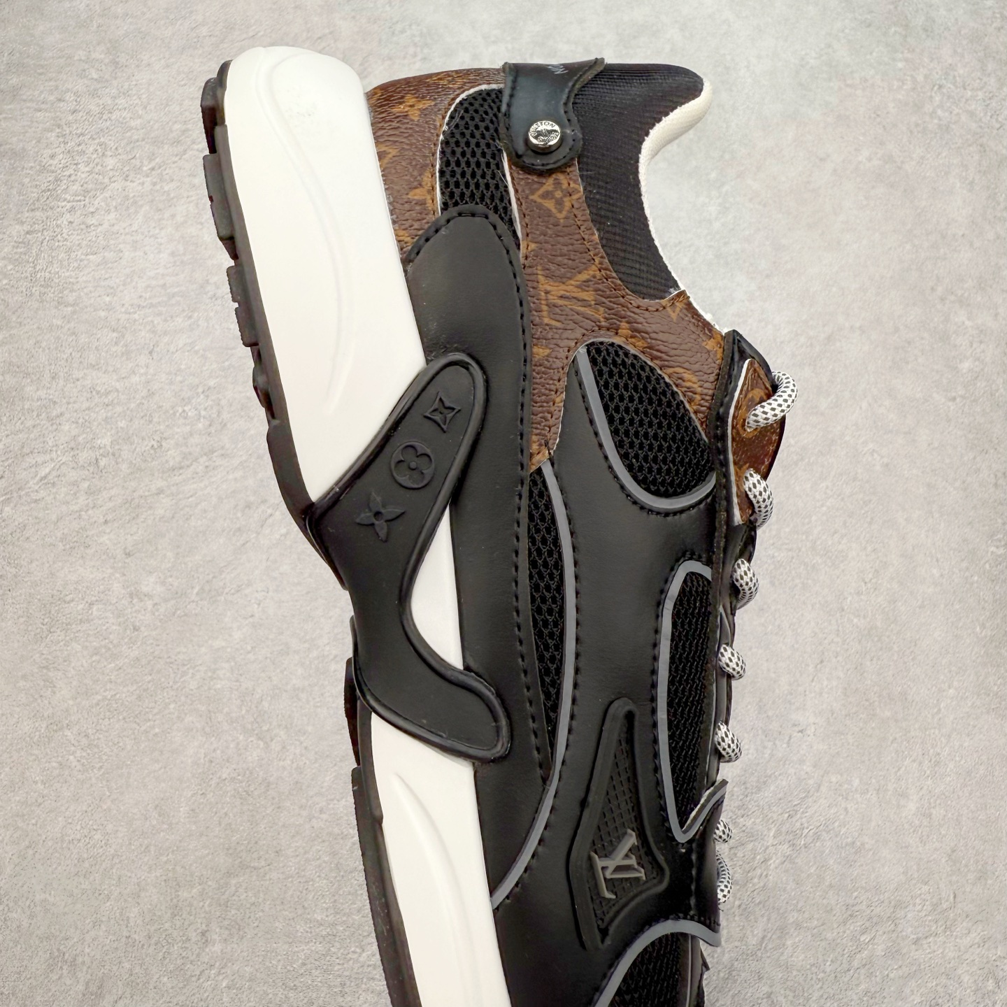 图片[6]-𝐋𝐕 𝟮𝟱𝐬𝐬春夏新款𝐓𝐑𝐀𝐈𝐍𝐄𝐑系列蓝球鞋运动鞋 硬货上新 高级感十足！国内外博主刷爆的一款，复古又时髦 上脚美炸了！官网主推款★ ➢鞋面材质：头层牛皮 ➢鞋里材质：高密度进口网布 ➢鞋底材质：原版开模双色TPU组合大底 ➢鞋码选购：35-45 盼星星盼月亮 我的LOUIS VUITTON Olympia休闲鞋终于到手啦! 穿了一段时间必须来和大家唠唠真实感受~ – 优点 – 颜值封神：黑色鞋面简约又高级鞋身的LV经典元素低调又吸睛 圆头设计可爱又减龄低帮款式完美露出脚踝轻松打造大长腿既视感 搭配牛仔裤或者小裙子日常通勤还是约会出街都超有范儿每次穿都被要链接 – 脚感舒适：鞋面是柔软的优质皮革贴脚不磨脚 鞋垫有恰到好处的厚度和弹性走一整天路也不会觉得脚掌酸痛逛街暴走无压力对咱们爱走路的女生太友好 – 品质抗打：细节处理堪称一绝缝线细密均匀五金配件质感十足耐磨又耐脏不愧是大牌品质感觉能穿好多年 –-选品中心