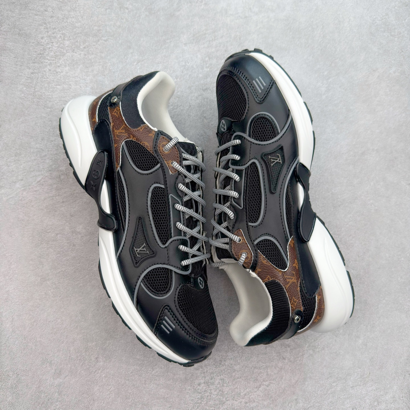 图片[3]-𝐋𝐕 𝟮𝟱𝐬𝐬春夏新款𝐓𝐑𝐀𝐈𝐍𝐄𝐑系列蓝球鞋运动鞋 硬货上新 高级感十足！国内外博主刷爆的一款，复古又时髦 上脚美炸了！官网主推款★ ➢鞋面材质：头层牛皮 ➢鞋里材质：高密度进口网布 ➢鞋底材质：原版开模双色TPU组合大底 ➢鞋码选购：35-45 盼星星盼月亮 我的LOUIS VUITTON Olympia休闲鞋终于到手啦! 穿了一段时间必须来和大家唠唠真实感受~ – 优点 – 颜值封神：黑色鞋面简约又高级鞋身的LV经典元素低调又吸睛 圆头设计可爱又减龄低帮款式完美露出脚踝轻松打造大长腿既视感 搭配牛仔裤或者小裙子日常通勤还是约会出街都超有范儿每次穿都被要链接 – 脚感舒适：鞋面是柔软的优质皮革贴脚不磨脚 鞋垫有恰到好处的厚度和弹性走一整天路也不会觉得脚掌酸痛逛街暴走无压力对咱们爱走路的女生太友好 – 品质抗打：细节处理堪称一绝缝线细密均匀五金配件质感十足耐磨又耐脏不愧是大牌品质感觉能穿好多年 –-选品中心