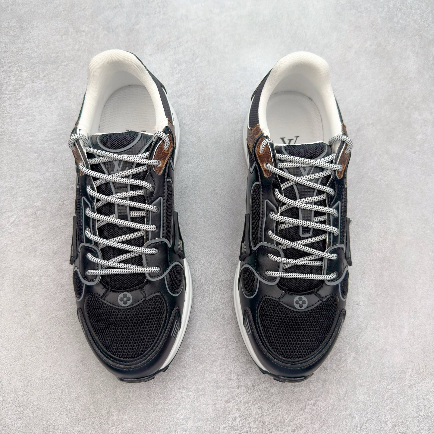 图片[2]-𝐋𝐕 𝟮𝟱𝐬𝐬春夏新款𝐓𝐑𝐀𝐈𝐍𝐄𝐑系列蓝球鞋运动鞋 硬货上新 高级感十足！国内外博主刷爆的一款，复古又时髦 上脚美炸了！官网主推款★ ➢鞋面材质：头层牛皮 ➢鞋里材质：高密度进口网布 ➢鞋底材质：原版开模双色TPU组合大底 ➢鞋码选购：35-45 盼星星盼月亮 我的LOUIS VUITTON Olympia休闲鞋终于到手啦! 穿了一段时间必须来和大家唠唠真实感受~ – 优点 – 颜值封神：黑色鞋面简约又高级鞋身的LV经典元素低调又吸睛 圆头设计可爱又减龄低帮款式完美露出脚踝轻松打造大长腿既视感 搭配牛仔裤或者小裙子日常通勤还是约会出街都超有范儿每次穿都被要链接 – 脚感舒适：鞋面是柔软的优质皮革贴脚不磨脚 鞋垫有恰到好处的厚度和弹性走一整天路也不会觉得脚掌酸痛逛街暴走无压力对咱们爱走路的女生太友好 – 品质抗打：细节处理堪称一绝缝线细密均匀五金配件质感十足耐磨又耐脏不愧是大牌品质感觉能穿好多年 –-选品中心