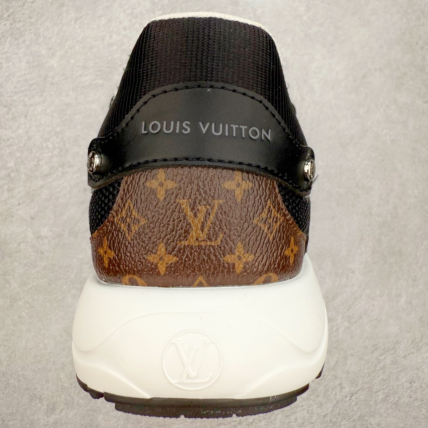 图片[8]-𝐋𝐕 𝟮𝟱𝐬𝐬春夏新款𝐓𝐑𝐀𝐈𝐍𝐄𝐑系列蓝球鞋运动鞋 硬货上新 高级感十足！国内外博主刷爆的一款，复古又时髦 上脚美炸了！官网主推款★ ➢鞋面材质：头层牛皮 ➢鞋里材质：高密度进口网布 ➢鞋底材质：原版开模双色TPU组合大底 ➢鞋码选购：35-45 盼星星盼月亮 我的LOUIS VUITTON Olympia休闲鞋终于到手啦! 穿了一段时间必须来和大家唠唠真实感受~ – 优点 – 颜值封神：黑色鞋面简约又高级鞋身的LV经典元素低调又吸睛 圆头设计可爱又减龄低帮款式完美露出脚踝轻松打造大长腿既视感 搭配牛仔裤或者小裙子日常通勤还是约会出街都超有范儿每次穿都被要链接 – 脚感舒适：鞋面是柔软的优质皮革贴脚不磨脚 鞋垫有恰到好处的厚度和弹性走一整天路也不会觉得脚掌酸痛逛街暴走无压力对咱们爱走路的女生太友好 – 品质抗打：细节处理堪称一绝缝线细密均匀五金配件质感十足耐磨又耐脏不愧是大牌品质感觉能穿好多年 –-选品中心