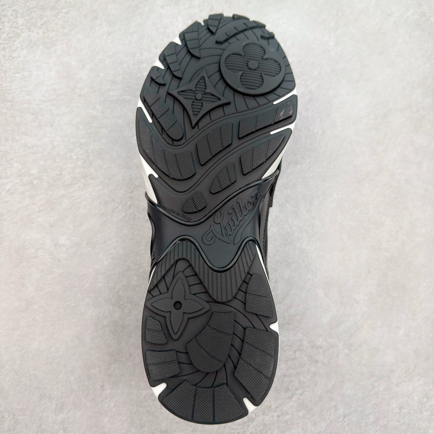 图片[9]-𝐋𝐕 𝟮𝟱𝐬𝐬春夏新款𝐓𝐑𝐀𝐈𝐍𝐄𝐑系列蓝球鞋运动鞋 硬货上新 高级感十足！国内外博主刷爆的一款，复古又时髦 上脚美炸了！官网主推款★ ➢鞋面材质：头层牛皮 ➢鞋里材质：高密度进口网布 ➢鞋底材质：原版开模双色TPU组合大底 ➢鞋码选购：35-45 盼星星盼月亮 我的LOUIS VUITTON Olympia休闲鞋终于到手啦! 穿了一段时间必须来和大家唠唠真实感受~ – 优点 – 颜值封神：黑色鞋面简约又高级鞋身的LV经典元素低调又吸睛 圆头设计可爱又减龄低帮款式完美露出脚踝轻松打造大长腿既视感 搭配牛仔裤或者小裙子日常通勤还是约会出街都超有范儿每次穿都被要链接 – 脚感舒适：鞋面是柔软的优质皮革贴脚不磨脚 鞋垫有恰到好处的厚度和弹性走一整天路也不会觉得脚掌酸痛逛街暴走无压力对咱们爱走路的女生太友好 – 品质抗打：细节处理堪称一绝缝线细密均匀五金配件质感十足耐磨又耐脏不愧是大牌品质感觉能穿好多年 –-选品中心