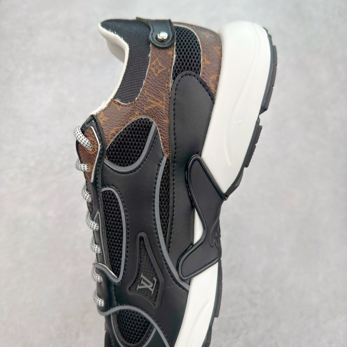 图片[7]-𝐋𝐕 𝟮𝟱𝐬𝐬春夏新款𝐓𝐑𝐀𝐈𝐍𝐄𝐑系列蓝球鞋运动鞋 硬货上新 高级感十足！国内外博主刷爆的一款，复古又时髦 上脚美炸了！官网主推款★ ➢鞋面材质：头层牛皮 ➢鞋里材质：高密度进口网布 ➢鞋底材质：原版开模双色TPU组合大底 ➢鞋码选购：35-45 盼星星盼月亮 我的LOUIS VUITTON Olympia休闲鞋终于到手啦! 穿了一段时间必须来和大家唠唠真实感受~ – 优点 – 颜值封神：黑色鞋面简约又高级鞋身的LV经典元素低调又吸睛 圆头设计可爱又减龄低帮款式完美露出脚踝轻松打造大长腿既视感 搭配牛仔裤或者小裙子日常通勤还是约会出街都超有范儿每次穿都被要链接 – 脚感舒适：鞋面是柔软的优质皮革贴脚不磨脚 鞋垫有恰到好处的厚度和弹性走一整天路也不会觉得脚掌酸痛逛街暴走无压力对咱们爱走路的女生太友好 – 品质抗打：细节处理堪称一绝缝线细密均匀五金配件质感十足耐磨又耐脏不愧是大牌品质感觉能穿好多年 –-选品中心