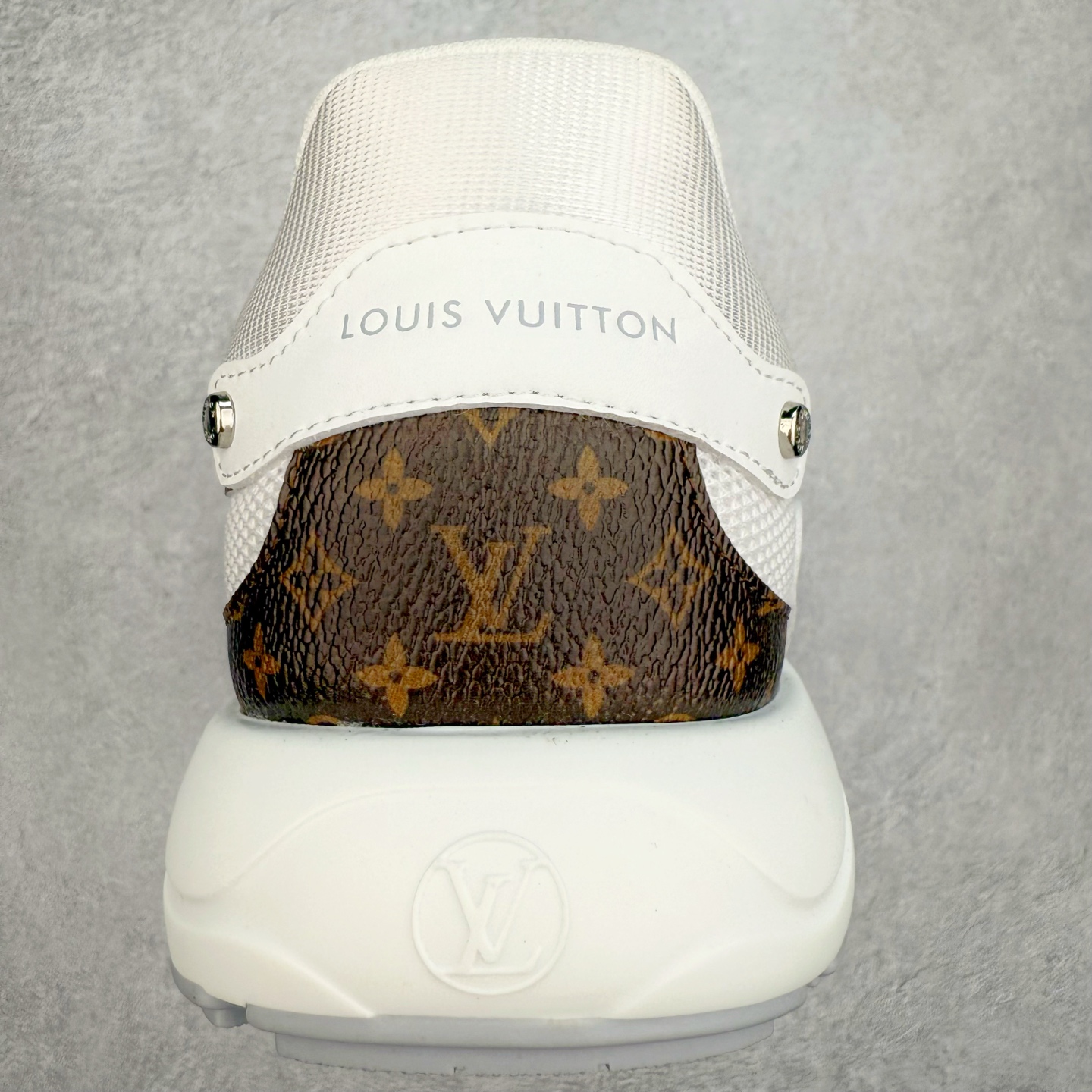 图片[8]-𝐋𝐕 𝟮𝟱𝐬𝐬春夏新款𝐓𝐑𝐀𝐈𝐍𝐄𝐑系列蓝球鞋运动鞋 硬货上新 高级感十足！国内外博主刷爆的一款，复古又时髦 上脚美炸了！官网主推款★ ➢鞋面材质：头层牛皮 ➢鞋里材质：高密度进口网布 ➢鞋底材质：原版开模双色TPU组合大底 ➢鞋码选购：35-45 盼星星盼月亮 我的LOUIS VUITTON Olympia休闲鞋终于到手啦! 穿了一段时间必须来和大家唠唠真实感受~ – 优点 – 颜值封神：黑色鞋面简约又高级鞋身的LV经典元素低调又吸睛 圆头设计可爱又减龄低帮款式完美露出脚踝轻松打造大长腿既视感 搭配牛仔裤或者小裙子日常通勤还是约会出街都超有范儿每次穿都被要链接 – 脚感舒适：鞋面是柔软的优质皮革贴脚不磨脚 鞋垫有恰到好处的厚度和弹性走一整天路也不会觉得脚掌酸痛逛街暴走无压力对咱们爱走路的女生太友好 – 品质抗打：细节处理堪称一绝缝线细密均匀五金配件质感十足耐磨又耐脏不愧是大牌品质感觉能穿好多年 –-选品中心