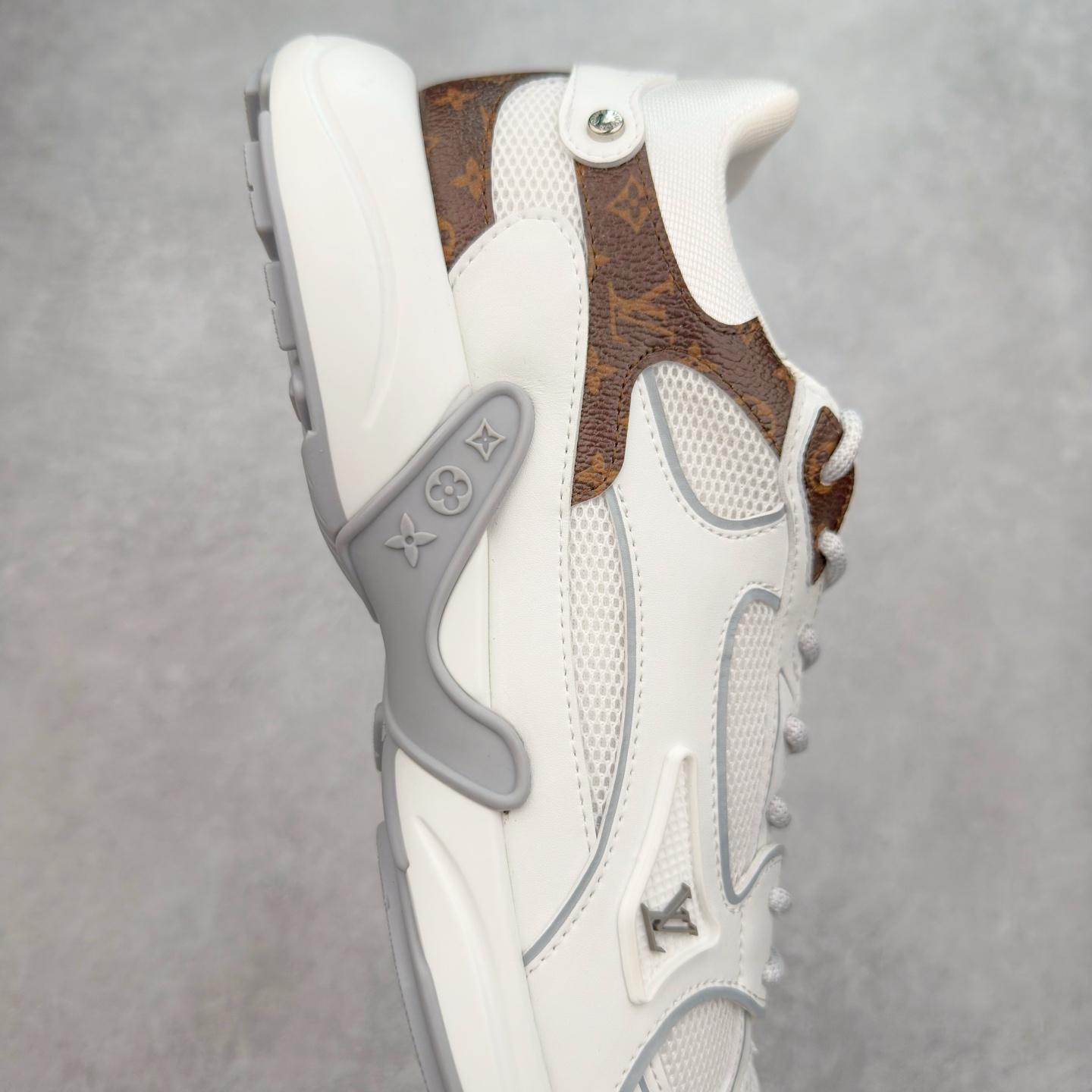 图片[6]-𝐋𝐕 𝟮𝟱𝐬𝐬春夏新款𝐓𝐑𝐀𝐈𝐍𝐄𝐑系列蓝球鞋运动鞋 硬货上新 高级感十足！国内外博主刷爆的一款，复古又时髦 上脚美炸了！官网主推款★ ➢鞋面材质：头层牛皮 ➢鞋里材质：高密度进口网布 ➢鞋底材质：原版开模双色TPU组合大底 ➢鞋码选购：35-45 盼星星盼月亮 我的LOUIS VUITTON Olympia休闲鞋终于到手啦! 穿了一段时间必须来和大家唠唠真实感受~ – 优点 – 颜值封神：黑色鞋面简约又高级鞋身的LV经典元素低调又吸睛 圆头设计可爱又减龄低帮款式完美露出脚踝轻松打造大长腿既视感 搭配牛仔裤或者小裙子日常通勤还是约会出街都超有范儿每次穿都被要链接 – 脚感舒适：鞋面是柔软的优质皮革贴脚不磨脚 鞋垫有恰到好处的厚度和弹性走一整天路也不会觉得脚掌酸痛逛街暴走无压力对咱们爱走路的女生太友好 – 品质抗打：细节处理堪称一绝缝线细密均匀五金配件质感十足耐磨又耐脏不愧是大牌品质感觉能穿好多年 –-选品中心