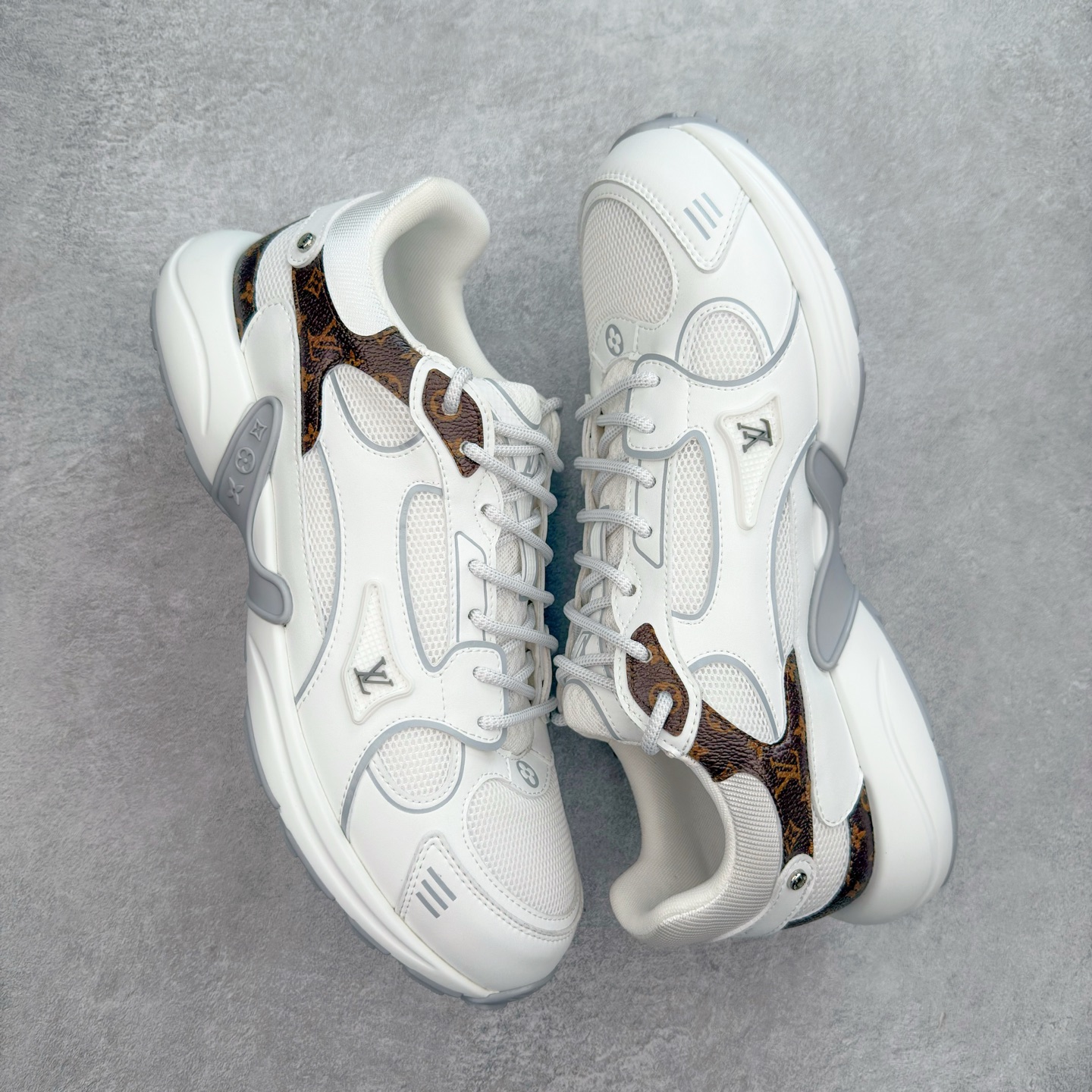 图片[3]-𝐋𝐕 𝟮𝟱𝐬𝐬春夏新款𝐓𝐑𝐀𝐈𝐍𝐄𝐑系列蓝球鞋运动鞋 硬货上新 高级感十足！国内外博主刷爆的一款，复古又时髦 上脚美炸了！官网主推款★ ➢鞋面材质：头层牛皮 ➢鞋里材质：高密度进口网布 ➢鞋底材质：原版开模双色TPU组合大底 ➢鞋码选购：35-45 盼星星盼月亮 我的LOUIS VUITTON Olympia休闲鞋终于到手啦! 穿了一段时间必须来和大家唠唠真实感受~ – 优点 – 颜值封神：黑色鞋面简约又高级鞋身的LV经典元素低调又吸睛 圆头设计可爱又减龄低帮款式完美露出脚踝轻松打造大长腿既视感 搭配牛仔裤或者小裙子日常通勤还是约会出街都超有范儿每次穿都被要链接 – 脚感舒适：鞋面是柔软的优质皮革贴脚不磨脚 鞋垫有恰到好处的厚度和弹性走一整天路也不会觉得脚掌酸痛逛街暴走无压力对咱们爱走路的女生太友好 – 品质抗打：细节处理堪称一绝缝线细密均匀五金配件质感十足耐磨又耐脏不愧是大牌品质感觉能穿好多年 –-选品中心