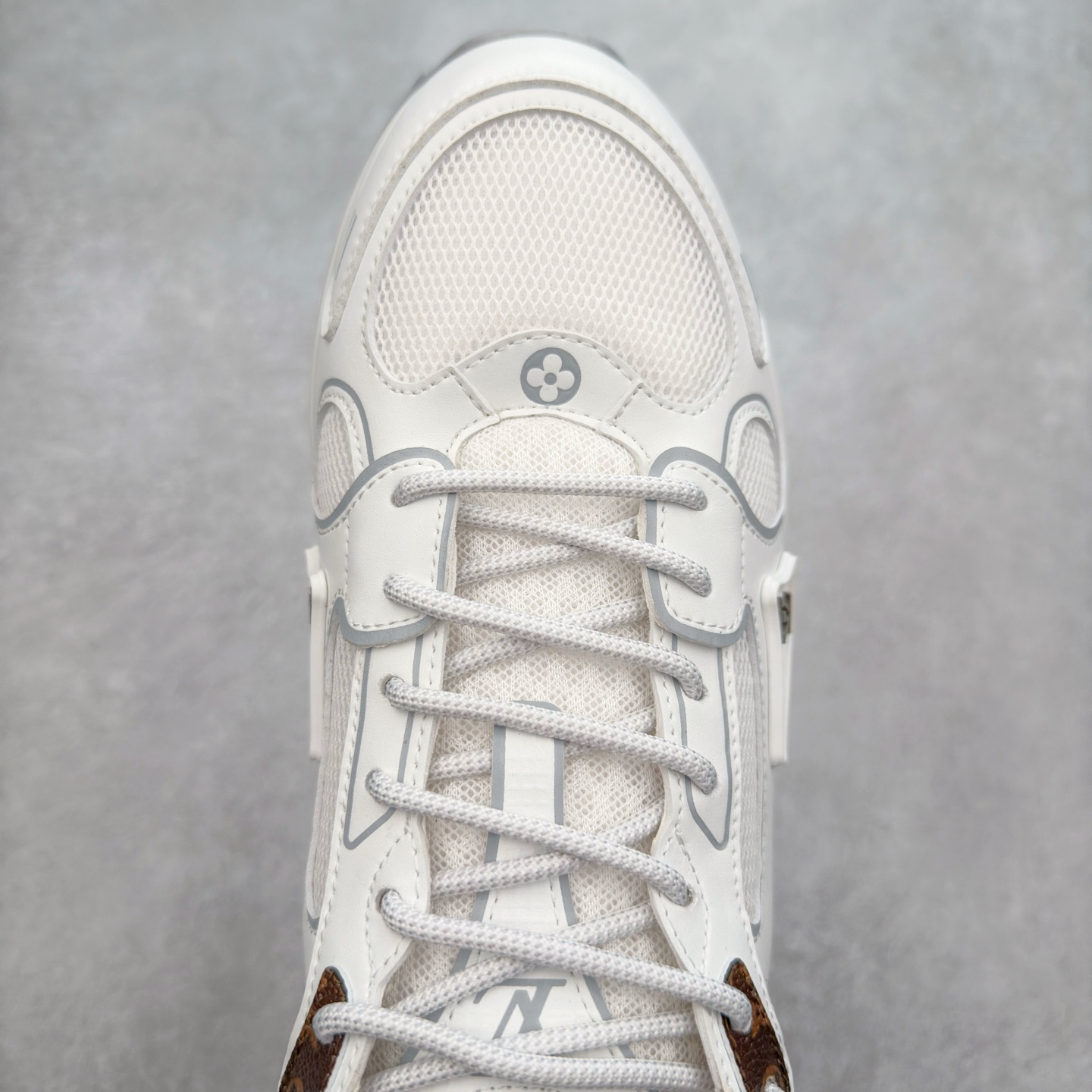 图片[4]-𝐋𝐕 𝟮𝟱𝐬𝐬春夏新款𝐓𝐑𝐀𝐈𝐍𝐄𝐑系列蓝球鞋运动鞋 硬货上新 高级感十足！国内外博主刷爆的一款，复古又时髦 上脚美炸了！官网主推款★ ➢鞋面材质：头层牛皮 ➢鞋里材质：高密度进口网布 ➢鞋底材质：原版开模双色TPU组合大底 ➢鞋码选购：35-45 盼星星盼月亮 我的LOUIS VUITTON Olympia休闲鞋终于到手啦! 穿了一段时间必须来和大家唠唠真实感受~ – 优点 – 颜值封神：黑色鞋面简约又高级鞋身的LV经典元素低调又吸睛 圆头设计可爱又减龄低帮款式完美露出脚踝轻松打造大长腿既视感 搭配牛仔裤或者小裙子日常通勤还是约会出街都超有范儿每次穿都被要链接 – 脚感舒适：鞋面是柔软的优质皮革贴脚不磨脚 鞋垫有恰到好处的厚度和弹性走一整天路也不会觉得脚掌酸痛逛街暴走无压力对咱们爱走路的女生太友好 – 品质抗打：细节处理堪称一绝缝线细密均匀五金配件质感十足耐磨又耐脏不愧是大牌品质感觉能穿好多年 –-选品中心