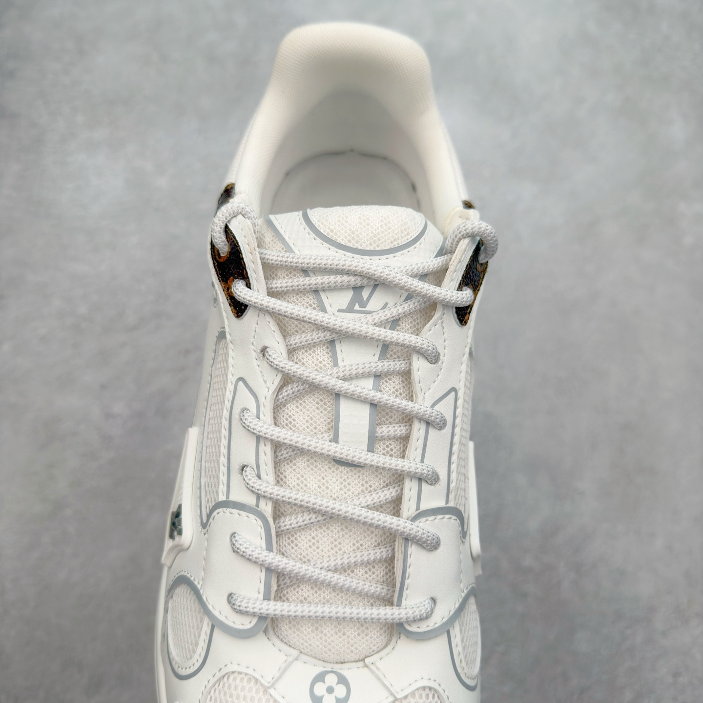 图片[5]-𝐋𝐕 𝟮𝟱𝐬𝐬春夏新款𝐓𝐑𝐀𝐈𝐍𝐄𝐑系列蓝球鞋运动鞋 硬货上新 高级感十足！国内外博主刷爆的一款，复古又时髦 上脚美炸了！官网主推款★ ➢鞋面材质：头层牛皮 ➢鞋里材质：高密度进口网布 ➢鞋底材质：原版开模双色TPU组合大底 ➢鞋码选购：35-45 盼星星盼月亮 我的LOUIS VUITTON Olympia休闲鞋终于到手啦! 穿了一段时间必须来和大家唠唠真实感受~ – 优点 – 颜值封神：黑色鞋面简约又高级鞋身的LV经典元素低调又吸睛 圆头设计可爱又减龄低帮款式完美露出脚踝轻松打造大长腿既视感 搭配牛仔裤或者小裙子日常通勤还是约会出街都超有范儿每次穿都被要链接 – 脚感舒适：鞋面是柔软的优质皮革贴脚不磨脚 鞋垫有恰到好处的厚度和弹性走一整天路也不会觉得脚掌酸痛逛街暴走无压力对咱们爱走路的女生太友好 – 品质抗打：细节处理堪称一绝缝线细密均匀五金配件质感十足耐磨又耐脏不愧是大牌品质感觉能穿好多年 –-选品中心