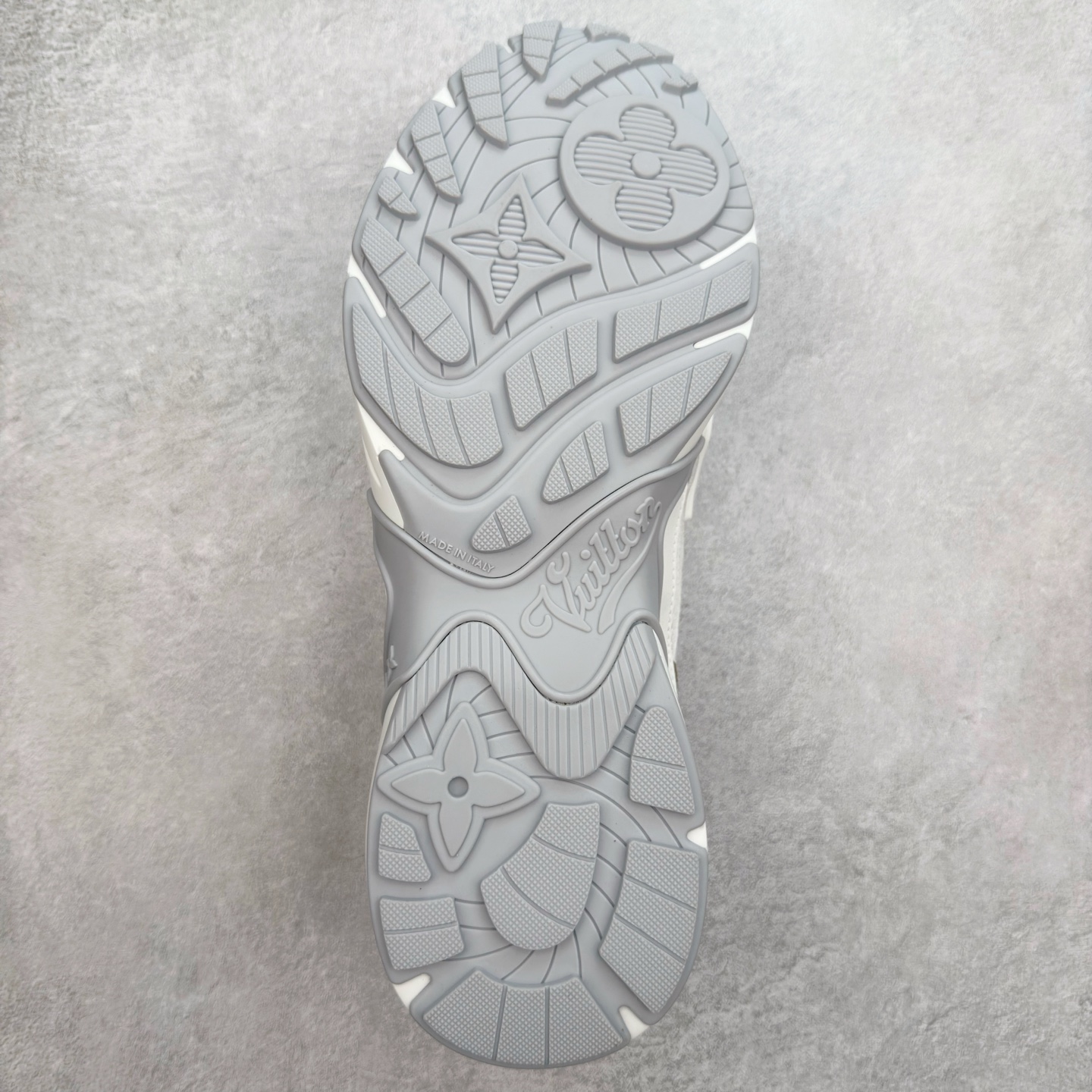 图片[9]-𝐋𝐕 𝟮𝟱𝐬𝐬春夏新款𝐓𝐑𝐀𝐈𝐍𝐄𝐑系列蓝球鞋运动鞋 硬货上新 高级感十足！国内外博主刷爆的一款，复古又时髦 上脚美炸了！官网主推款★ ➢鞋面材质：头层牛皮 ➢鞋里材质：高密度进口网布 ➢鞋底材质：原版开模双色TPU组合大底 ➢鞋码选购：35-45 盼星星盼月亮 我的LOUIS VUITTON Olympia休闲鞋终于到手啦! 穿了一段时间必须来和大家唠唠真实感受~ – 优点 – 颜值封神：黑色鞋面简约又高级鞋身的LV经典元素低调又吸睛 圆头设计可爱又减龄低帮款式完美露出脚踝轻松打造大长腿既视感 搭配牛仔裤或者小裙子日常通勤还是约会出街都超有范儿每次穿都被要链接 – 脚感舒适：鞋面是柔软的优质皮革贴脚不磨脚 鞋垫有恰到好处的厚度和弹性走一整天路也不会觉得脚掌酸痛逛街暴走无压力对咱们爱走路的女生太友好 – 品质抗打：细节处理堪称一绝缝线细密均匀五金配件质感十足耐磨又耐脏不愧是大牌品质感觉能穿好多年 –-选品中心