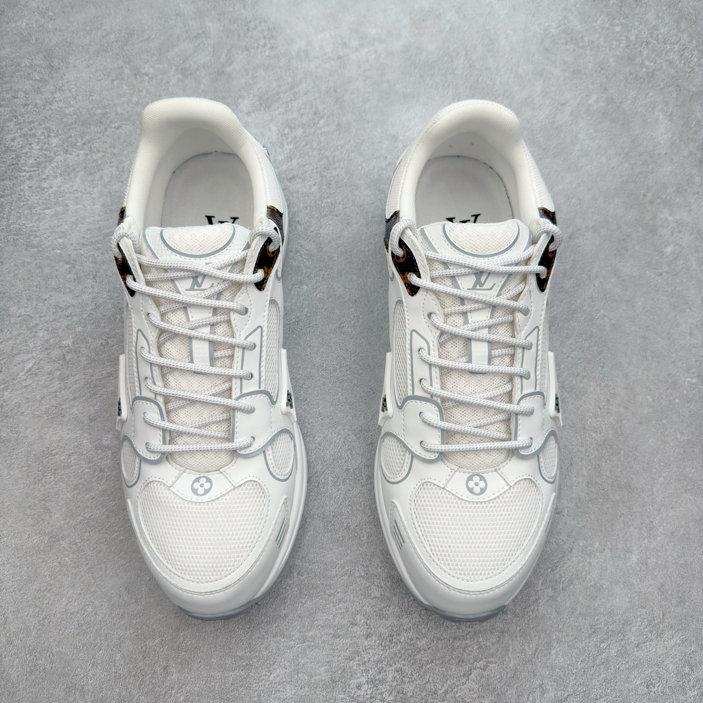 图片[2]-𝐋𝐕 𝟮𝟱𝐬𝐬春夏新款𝐓𝐑𝐀𝐈𝐍𝐄𝐑系列蓝球鞋运动鞋 硬货上新 高级感十足！国内外博主刷爆的一款，复古又时髦 上脚美炸了！官网主推款★ ➢鞋面材质：头层牛皮 ➢鞋里材质：高密度进口网布 ➢鞋底材质：原版开模双色TPU组合大底 ➢鞋码选购：35-45 盼星星盼月亮 我的LOUIS VUITTON Olympia休闲鞋终于到手啦! 穿了一段时间必须来和大家唠唠真实感受~ – 优点 – 颜值封神：黑色鞋面简约又高级鞋身的LV经典元素低调又吸睛 圆头设计可爱又减龄低帮款式完美露出脚踝轻松打造大长腿既视感 搭配牛仔裤或者小裙子日常通勤还是约会出街都超有范儿每次穿都被要链接 – 脚感舒适：鞋面是柔软的优质皮革贴脚不磨脚 鞋垫有恰到好处的厚度和弹性走一整天路也不会觉得脚掌酸痛逛街暴走无压力对咱们爱走路的女生太友好 – 品质抗打：细节处理堪称一绝缝线细密均匀五金配件质感十足耐磨又耐脏不愧是大牌品质感觉能穿好多年 –-选品中心