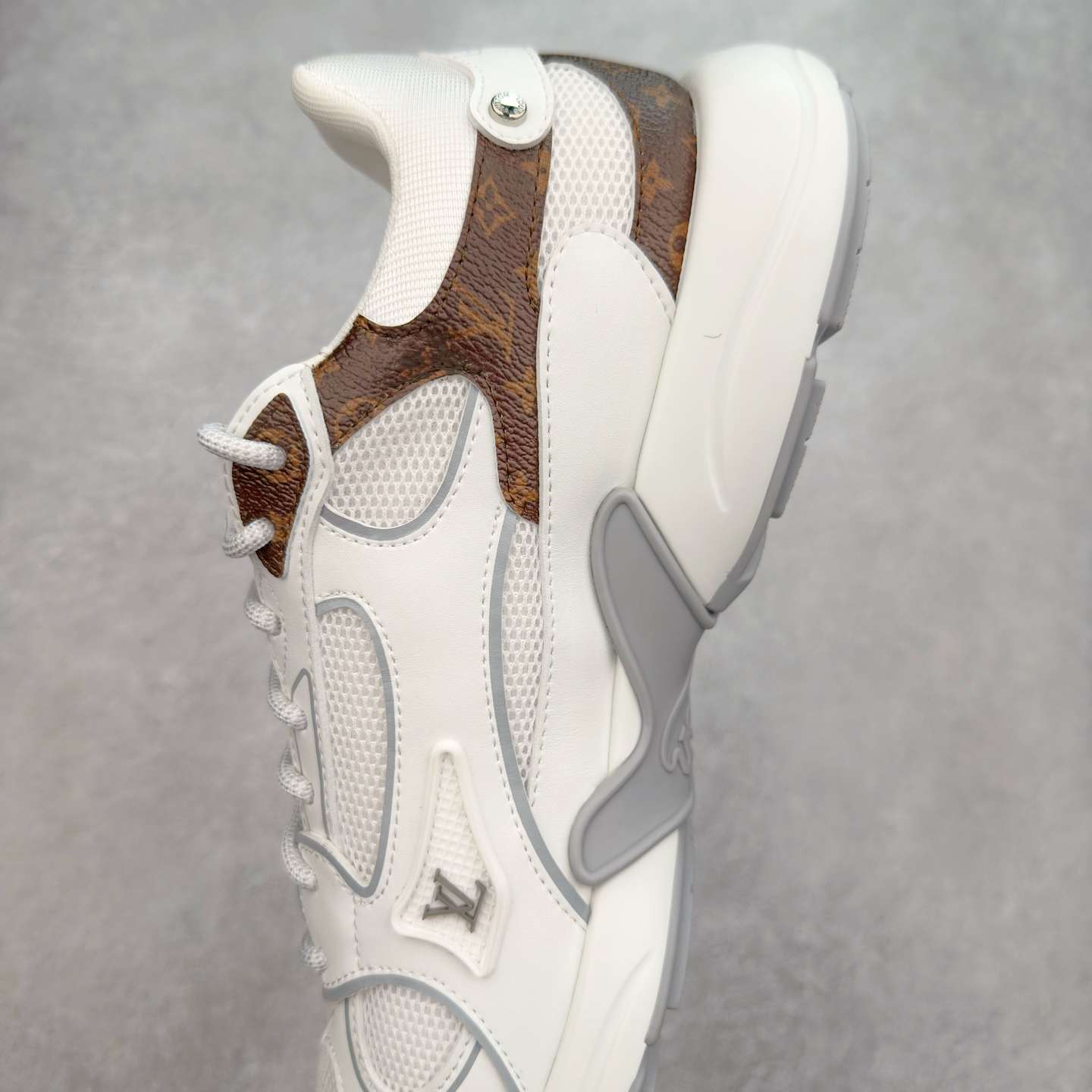 图片[7]-𝐋𝐕 𝟮𝟱𝐬𝐬春夏新款𝐓𝐑𝐀𝐈𝐍𝐄𝐑系列蓝球鞋运动鞋 硬货上新 高级感十足！国内外博主刷爆的一款，复古又时髦 上脚美炸了！官网主推款★ ➢鞋面材质：头层牛皮 ➢鞋里材质：高密度进口网布 ➢鞋底材质：原版开模双色TPU组合大底 ➢鞋码选购：35-45 盼星星盼月亮 我的LOUIS VUITTON Olympia休闲鞋终于到手啦! 穿了一段时间必须来和大家唠唠真实感受~ – 优点 – 颜值封神：黑色鞋面简约又高级鞋身的LV经典元素低调又吸睛 圆头设计可爱又减龄低帮款式完美露出脚踝轻松打造大长腿既视感 搭配牛仔裤或者小裙子日常通勤还是约会出街都超有范儿每次穿都被要链接 – 脚感舒适：鞋面是柔软的优质皮革贴脚不磨脚 鞋垫有恰到好处的厚度和弹性走一整天路也不会觉得脚掌酸痛逛街暴走无压力对咱们爱走路的女生太友好 – 品质抗打：细节处理堪称一绝缝线细密均匀五金配件质感十足耐磨又耐脏不愧是大牌品质感觉能穿好多年 –-选品中心