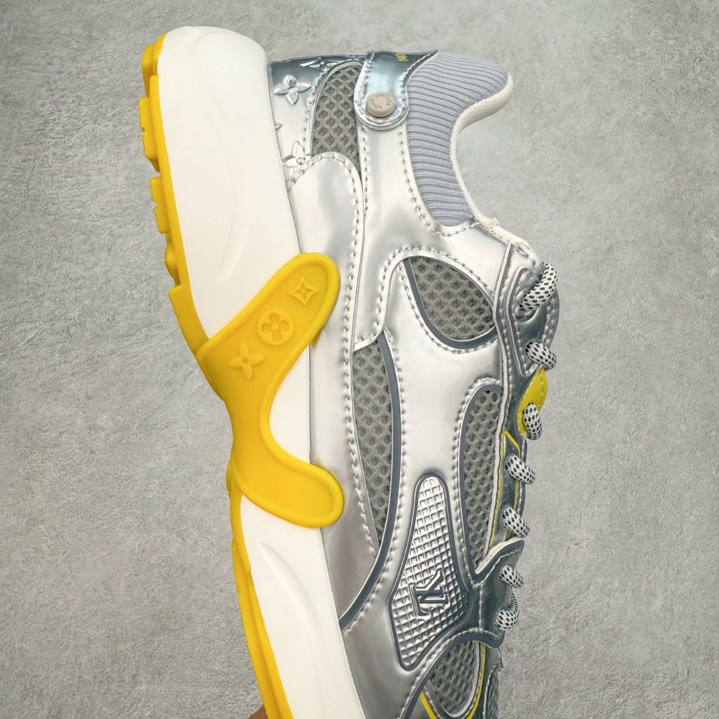 图片[6]-𝐋𝐕 𝟮𝟱𝐬𝐬春夏新款𝐓𝐑𝐀𝐈𝐍𝐄𝐑系列蓝球鞋运动鞋 硬货上新 高级感十足！国内外博主刷爆的一款，复古又时髦 上脚美炸了！官网主推款★ ➢鞋面材质：头层牛皮 ➢鞋里材质：高密度进口网布 ➢鞋底材质：原版开模双色TPU组合大底 ➢鞋码选购：35-45 盼星星盼月亮 我的LOUIS VUITTON Olympia休闲鞋终于到手啦! 穿了一段时间必须来和大家唠唠真实感受~ – 优点 – 颜值封神：黑色鞋面简约又高级鞋身的LV经典元素低调又吸睛 圆头设计可爱又减龄低帮款式完美露出脚踝轻松打造大长腿既视感 搭配牛仔裤或者小裙子日常通勤还是约会出街都超有范儿每次穿都被要链接 – 脚感舒适：鞋面是柔软的优质皮革贴脚不磨脚 鞋垫有恰到好处的厚度和弹性走一整天路也不会觉得脚掌酸痛逛街暴走无压力对咱们爱走路的女生太友好 – 品质抗打：细节处理堪称一绝缝线细密均匀五金配件质感十足耐磨又耐脏不愧是大牌品质感觉能穿好多年 –-选品中心