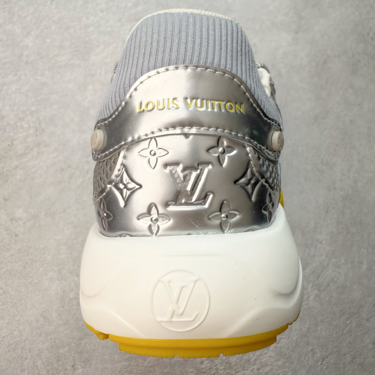 图片[8]-𝐋𝐕 𝟮𝟱𝐬𝐬春夏新款𝐓𝐑𝐀𝐈𝐍𝐄𝐑系列蓝球鞋运动鞋 硬货上新 高级感十足！国内外博主刷爆的一款，复古又时髦 上脚美炸了！官网主推款★ ➢鞋面材质：头层牛皮 ➢鞋里材质：高密度进口网布 ➢鞋底材质：原版开模双色TPU组合大底 ➢鞋码选购：35-45 盼星星盼月亮 我的LOUIS VUITTON Olympia休闲鞋终于到手啦! 穿了一段时间必须来和大家唠唠真实感受~ – 优点 – 颜值封神：黑色鞋面简约又高级鞋身的LV经典元素低调又吸睛 圆头设计可爱又减龄低帮款式完美露出脚踝轻松打造大长腿既视感 搭配牛仔裤或者小裙子日常通勤还是约会出街都超有范儿每次穿都被要链接 – 脚感舒适：鞋面是柔软的优质皮革贴脚不磨脚 鞋垫有恰到好处的厚度和弹性走一整天路也不会觉得脚掌酸痛逛街暴走无压力对咱们爱走路的女生太友好 – 品质抗打：细节处理堪称一绝缝线细密均匀五金配件质感十足耐磨又耐脏不愧是大牌品质感觉能穿好多年 –-选品中心