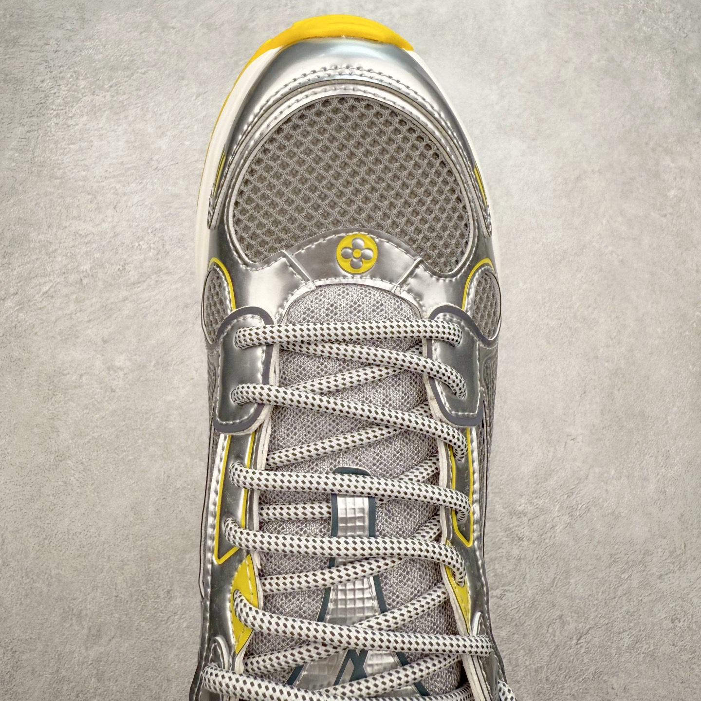 图片[4]-𝐋𝐕 𝟮𝟱𝐬𝐬春夏新款𝐓𝐑𝐀𝐈𝐍𝐄𝐑系列蓝球鞋运动鞋 硬货上新 高级感十足！国内外博主刷爆的一款，复古又时髦 上脚美炸了！官网主推款★ ➢鞋面材质：头层牛皮 ➢鞋里材质：高密度进口网布 ➢鞋底材质：原版开模双色TPU组合大底 ➢鞋码选购：35-45 盼星星盼月亮 我的LOUIS VUITTON Olympia休闲鞋终于到手啦! 穿了一段时间必须来和大家唠唠真实感受~ – 优点 – 颜值封神：黑色鞋面简约又高级鞋身的LV经典元素低调又吸睛 圆头设计可爱又减龄低帮款式完美露出脚踝轻松打造大长腿既视感 搭配牛仔裤或者小裙子日常通勤还是约会出街都超有范儿每次穿都被要链接 – 脚感舒适：鞋面是柔软的优质皮革贴脚不磨脚 鞋垫有恰到好处的厚度和弹性走一整天路也不会觉得脚掌酸痛逛街暴走无压力对咱们爱走路的女生太友好 – 品质抗打：细节处理堪称一绝缝线细密均匀五金配件质感十足耐磨又耐脏不愧是大牌品质感觉能穿好多年 –-选品中心